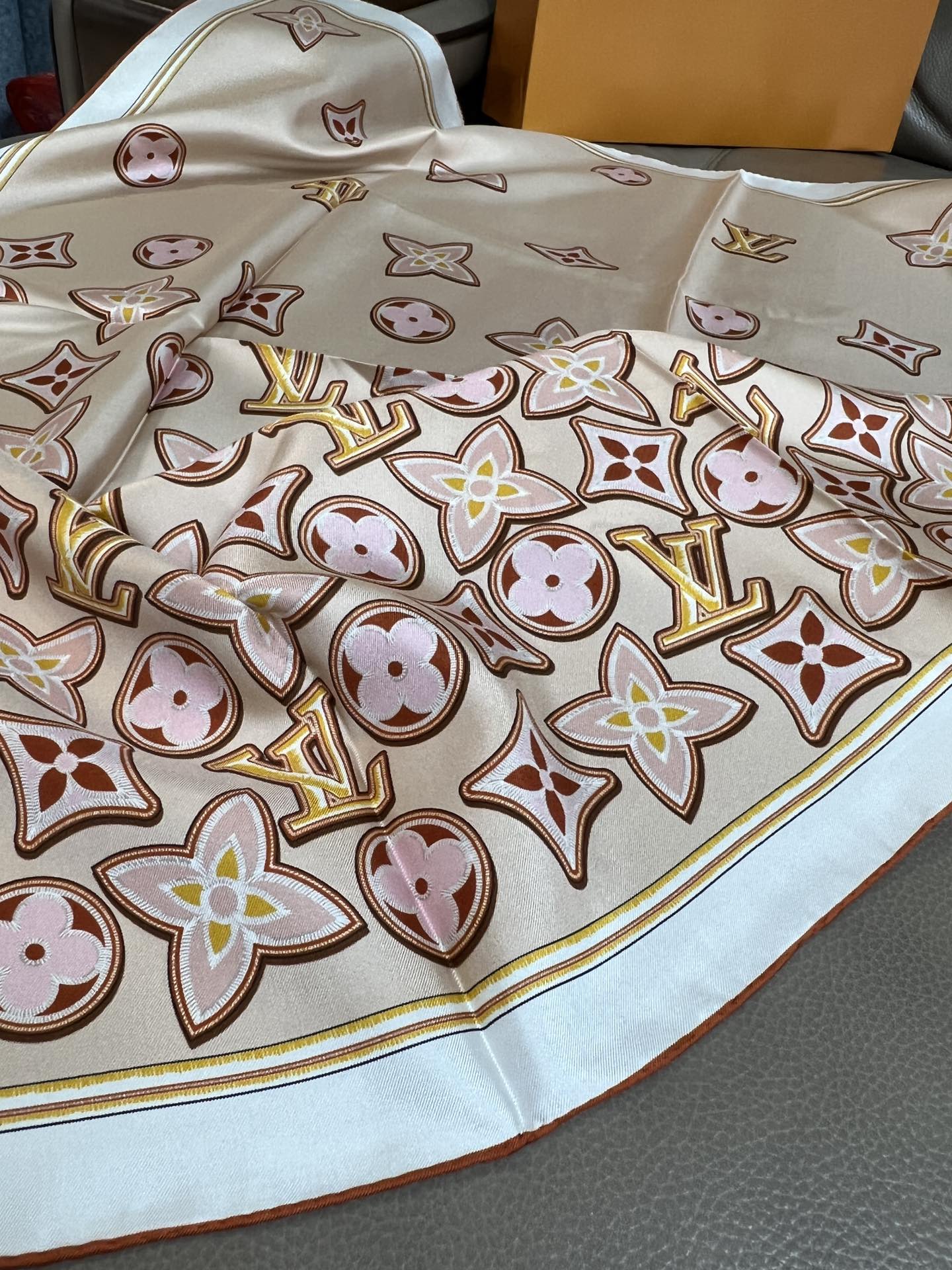 [TOP] Louis Vuitton LV Monogram Cascade Scarf