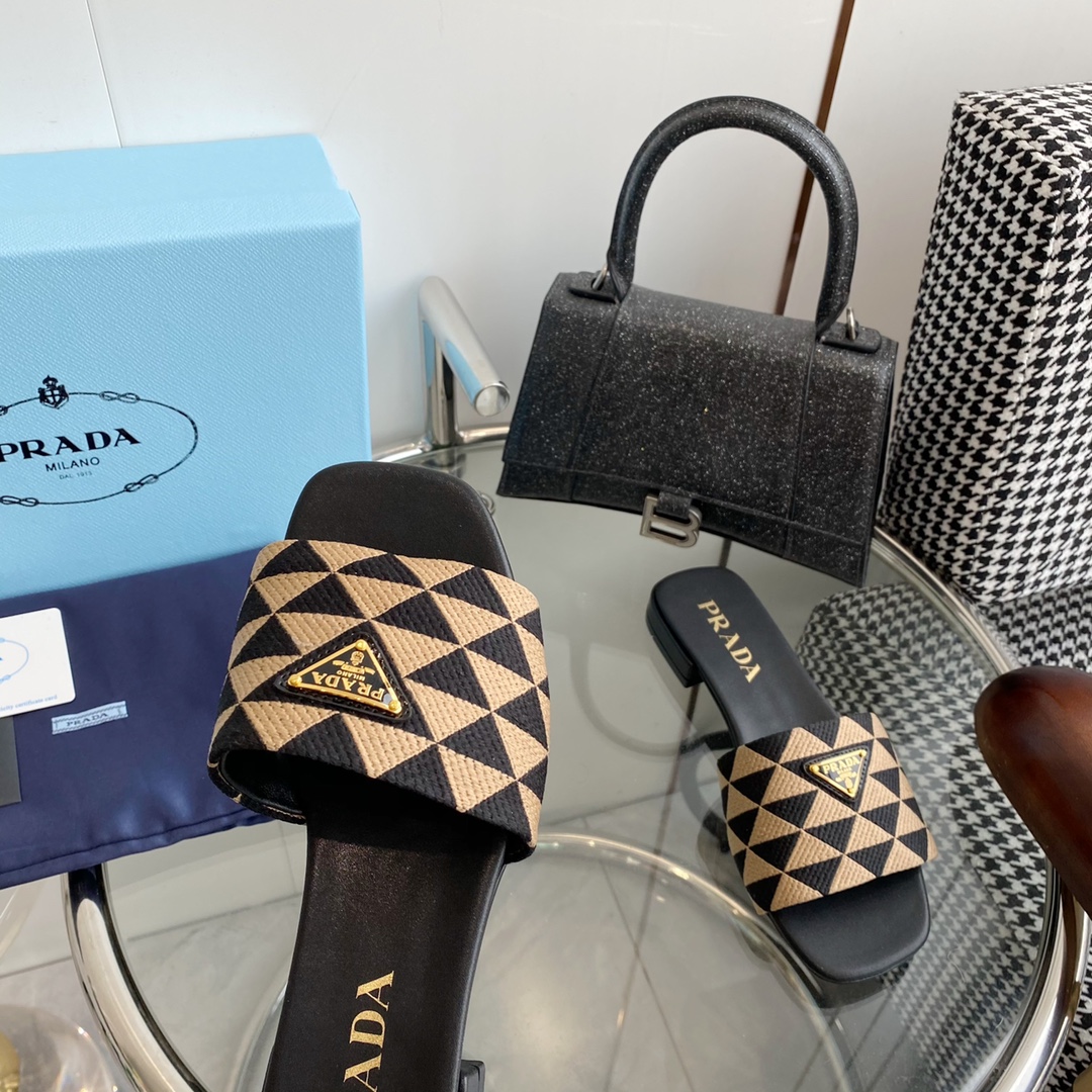 [TOP] PRADA Triangle Logo Flat Sandals