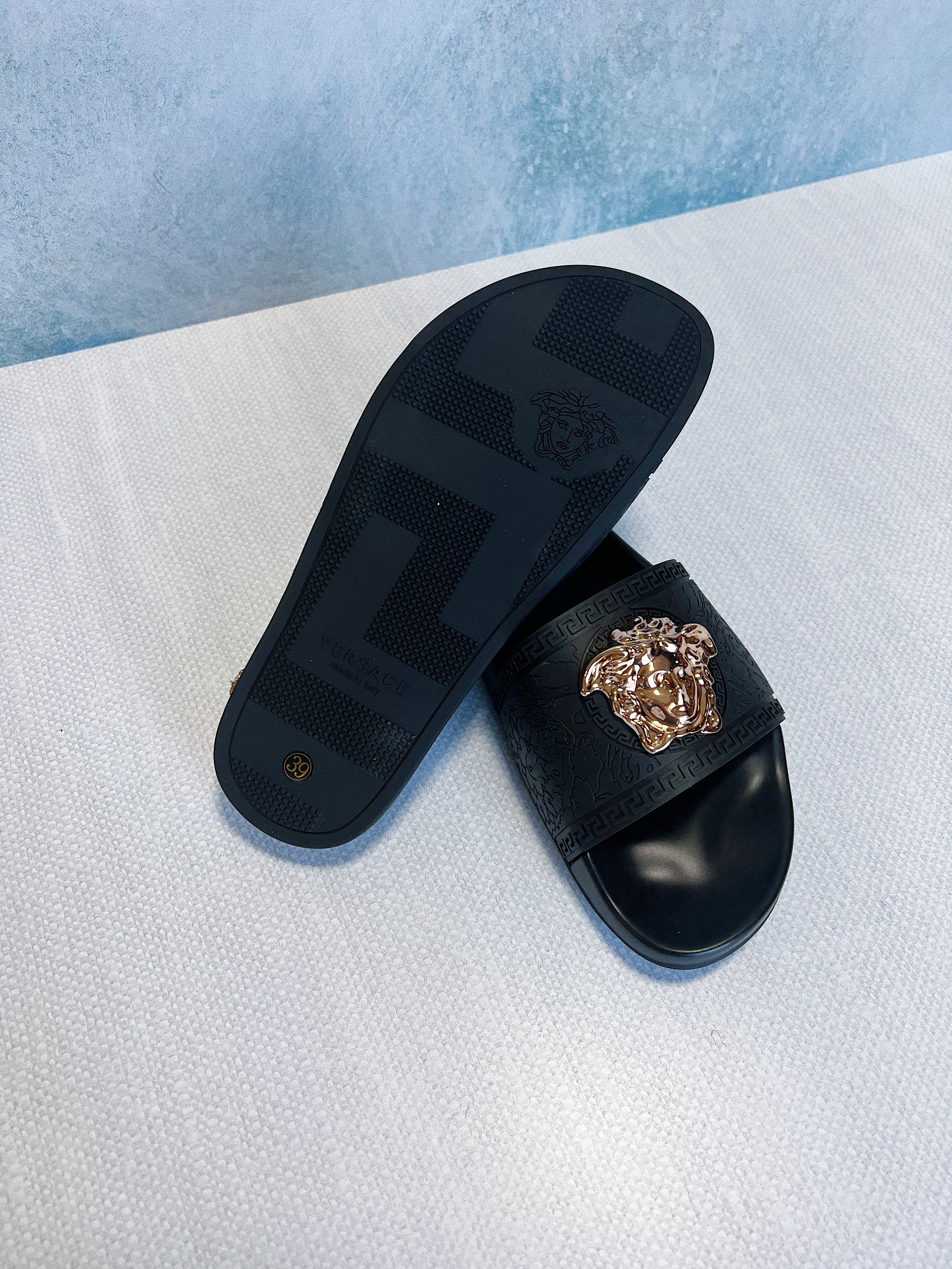 [TOP] VERSACE Medusa Rubber Slides - Black