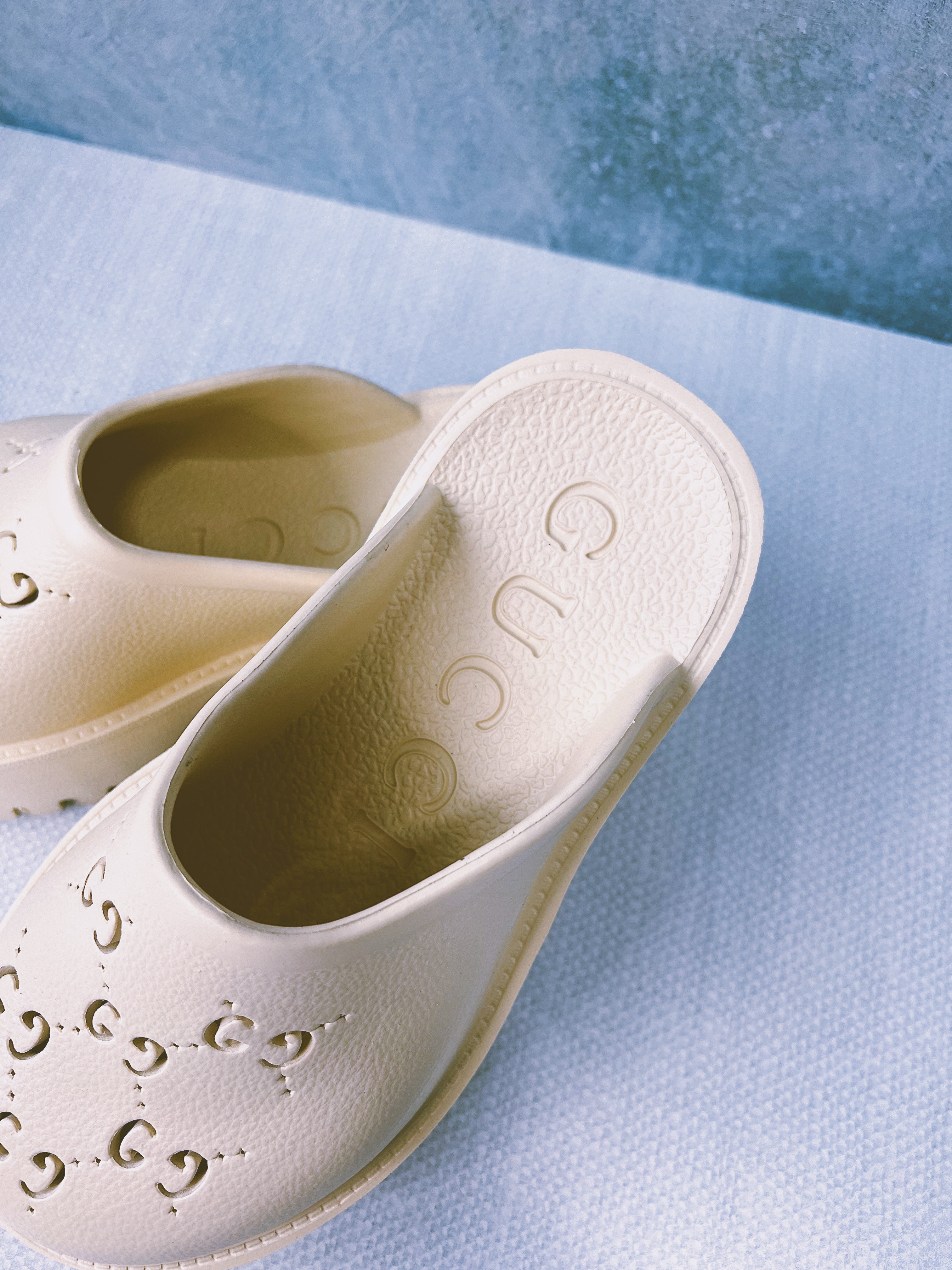 [TOP] GUCCI Perforated Platform Mules - Cream