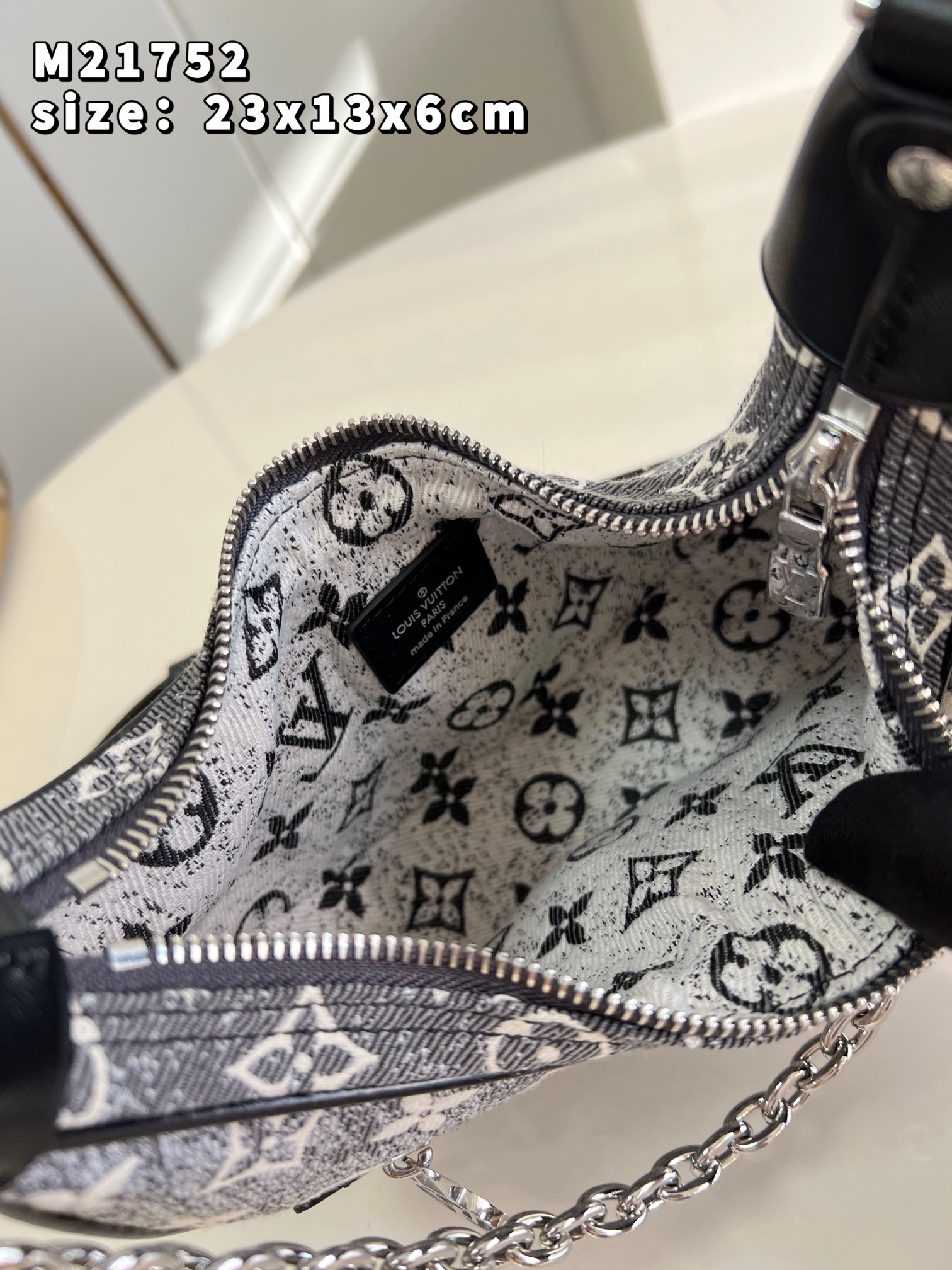 [TOP] Louis Vuitton LV  Loop Monogram Bag 23 x 13 x 6cm- Black