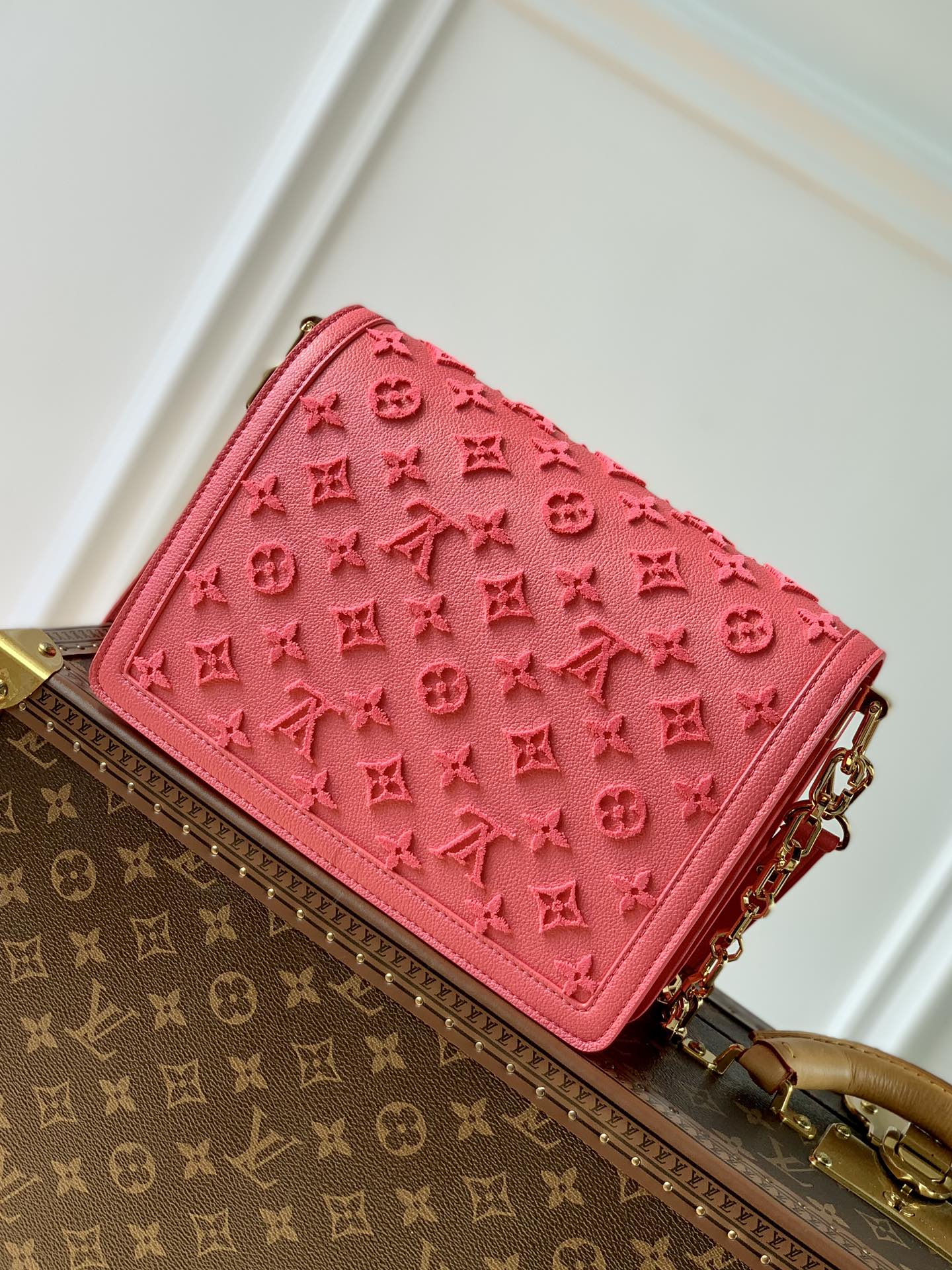 [TOP] Louis Vuitton LV L*V Dauphine Tufted Monogram MM 25x17x10.5 cm- Rose Fluo