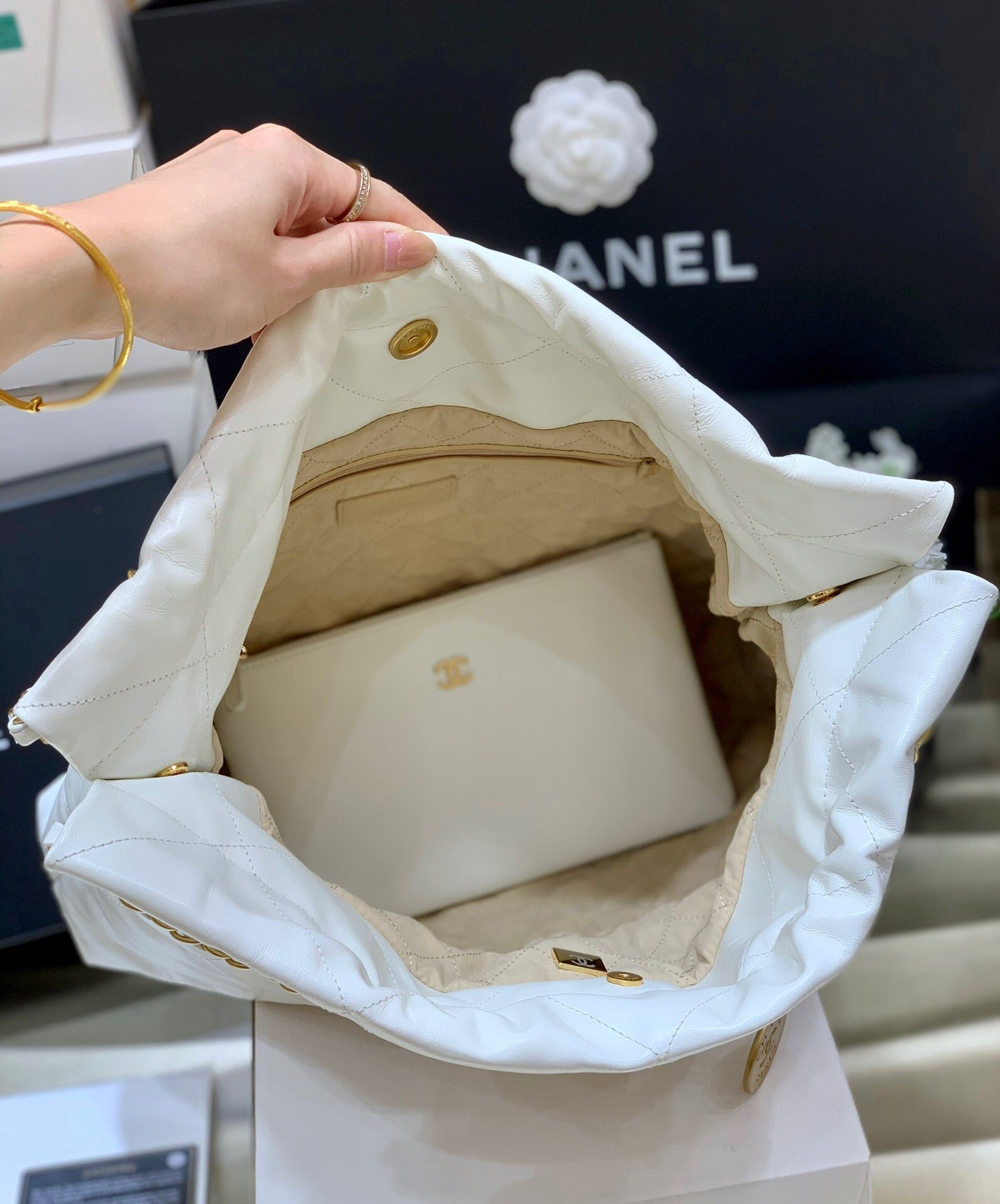 [TOP] CHANEL 22 Bag Small 35cm - White & GHW