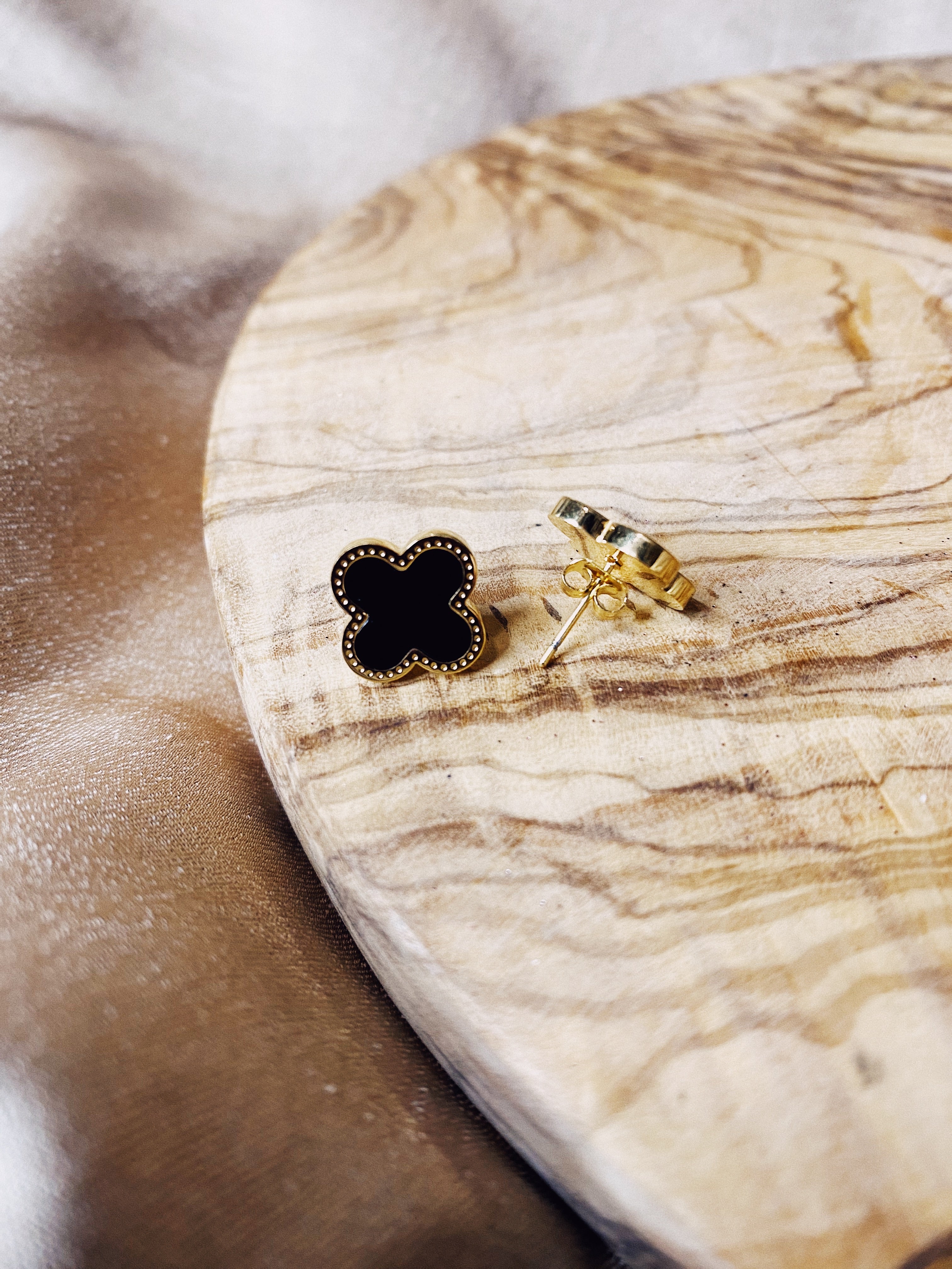 Single Motif Pearly Stud Earrings - BLACK