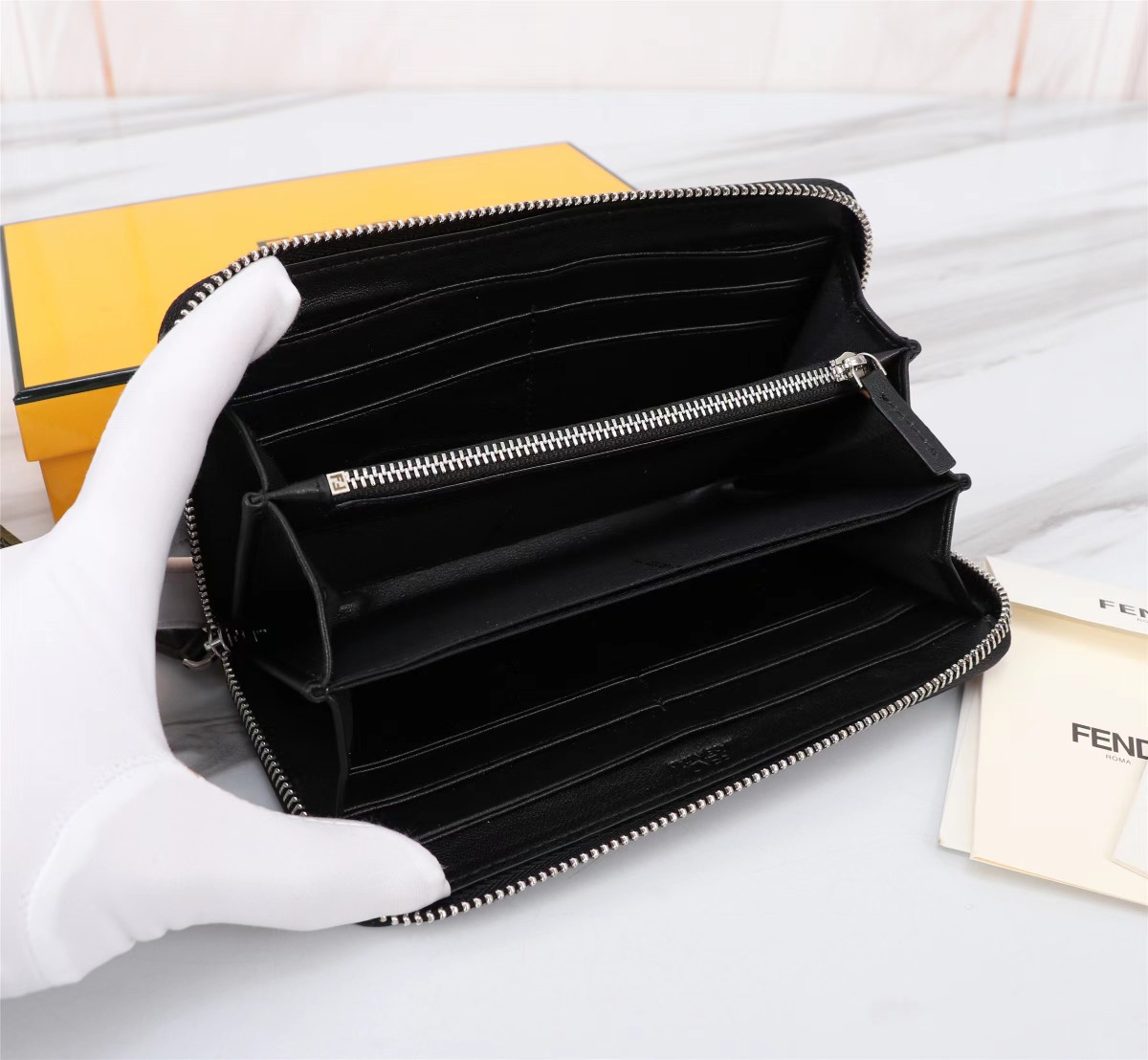 [TOP] FENDI Leather Wallet