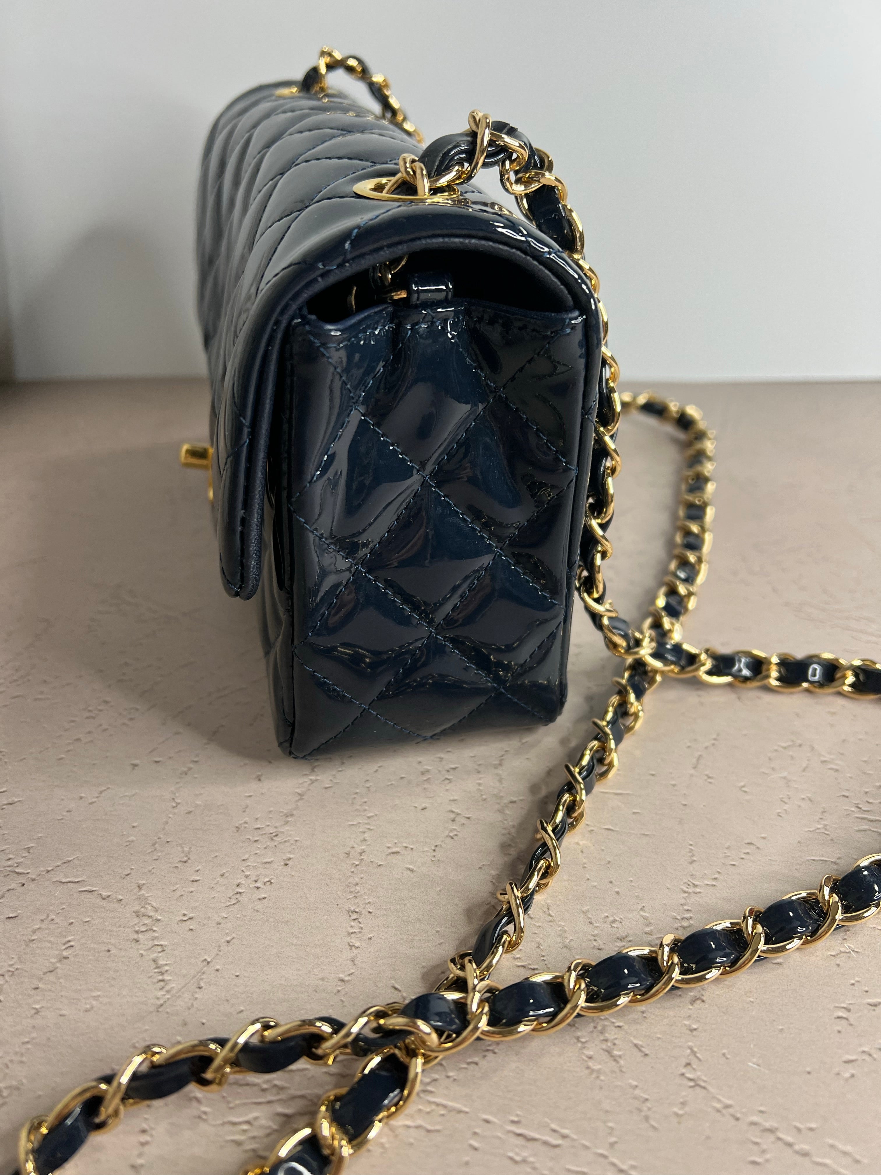 [TOP] CHANEL Classic Flab Bag Patent Leather New Mini 20cm - Dark Blue