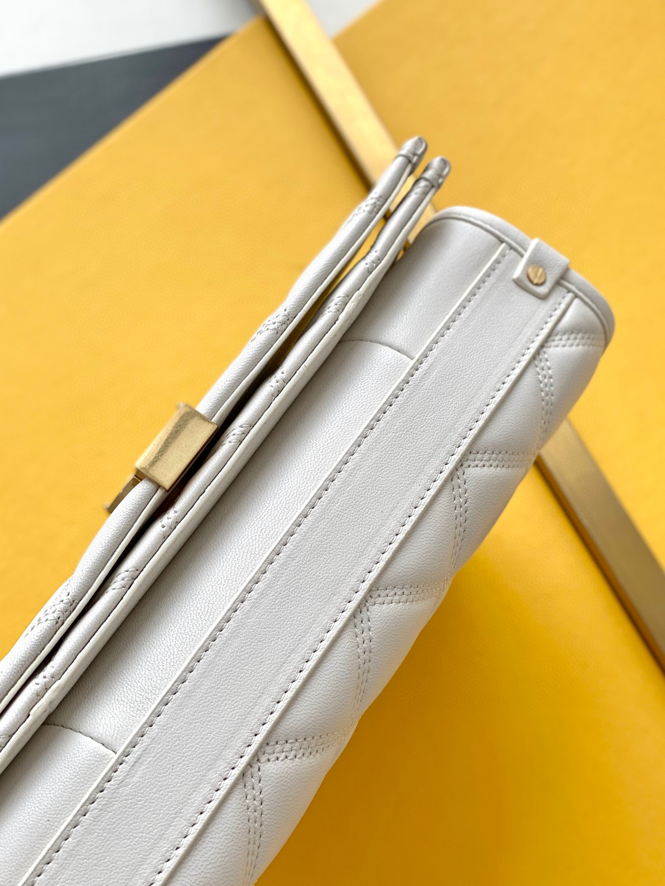 [TOP] Yves Saint Laurent YSL Becky Bag Lambskin 25CM - Black/White