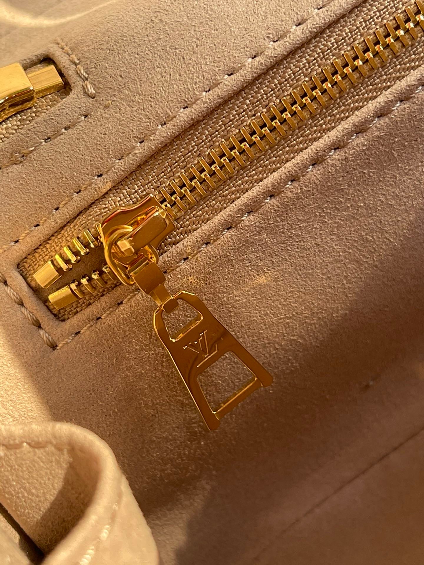 [TOP] Louis Vuitton LV L*V Empreinte Giant Monogram Vanity Bag - Turtle Dove