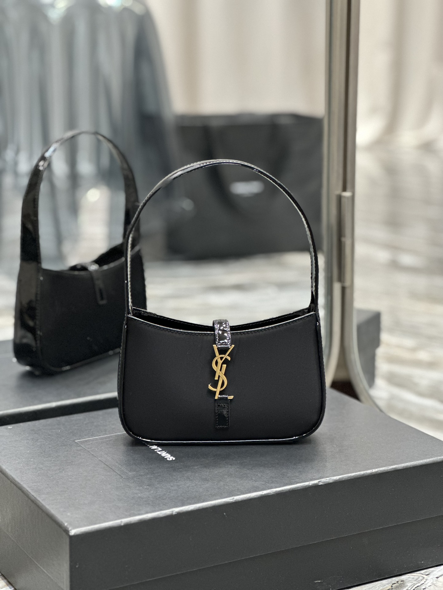 [TOP] Yves Saint Laurent YSL LE 5A7 Shoulder Bag - Black&GHW