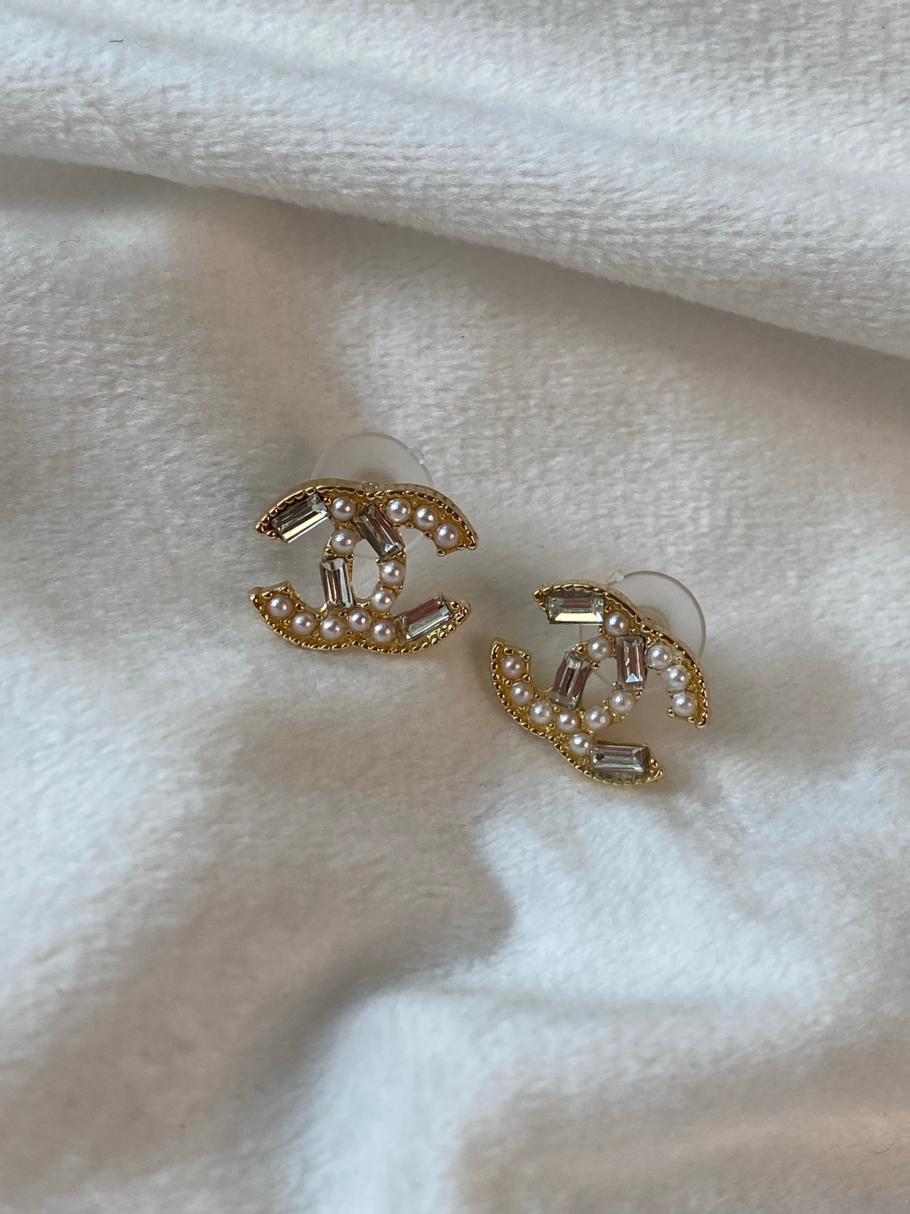 [TOP] CHANEL Small Stud Logo Earrings