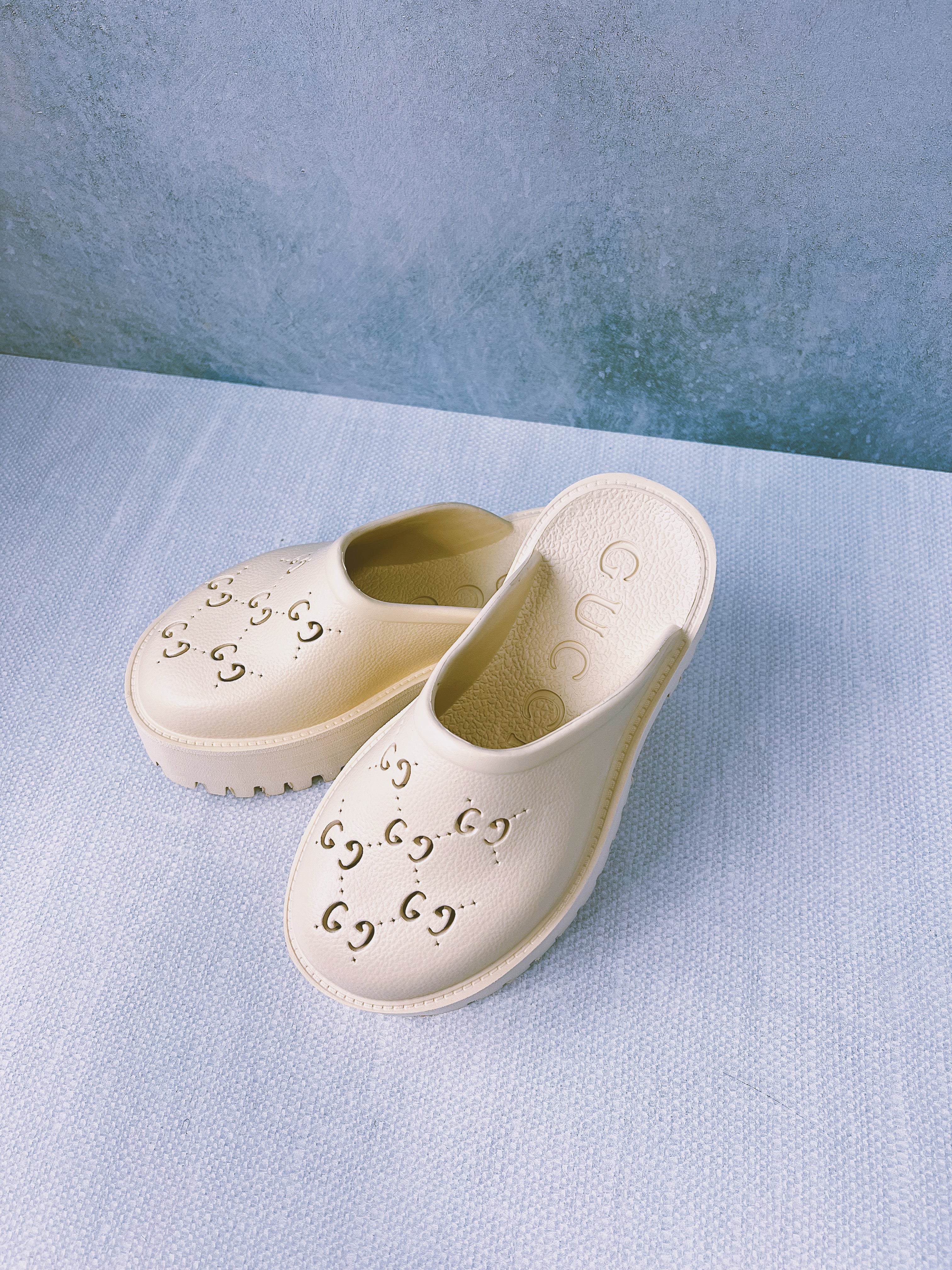 [TOP] GUCCI Perforated Platform Mules - Cream