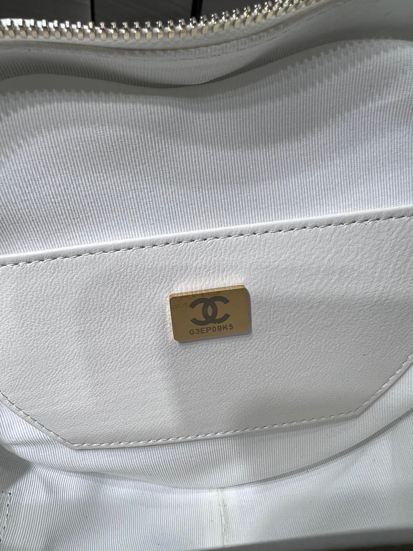 [TOP] CHANEL Heart Bag Large 16.5x18x6.5cm - White & GHW