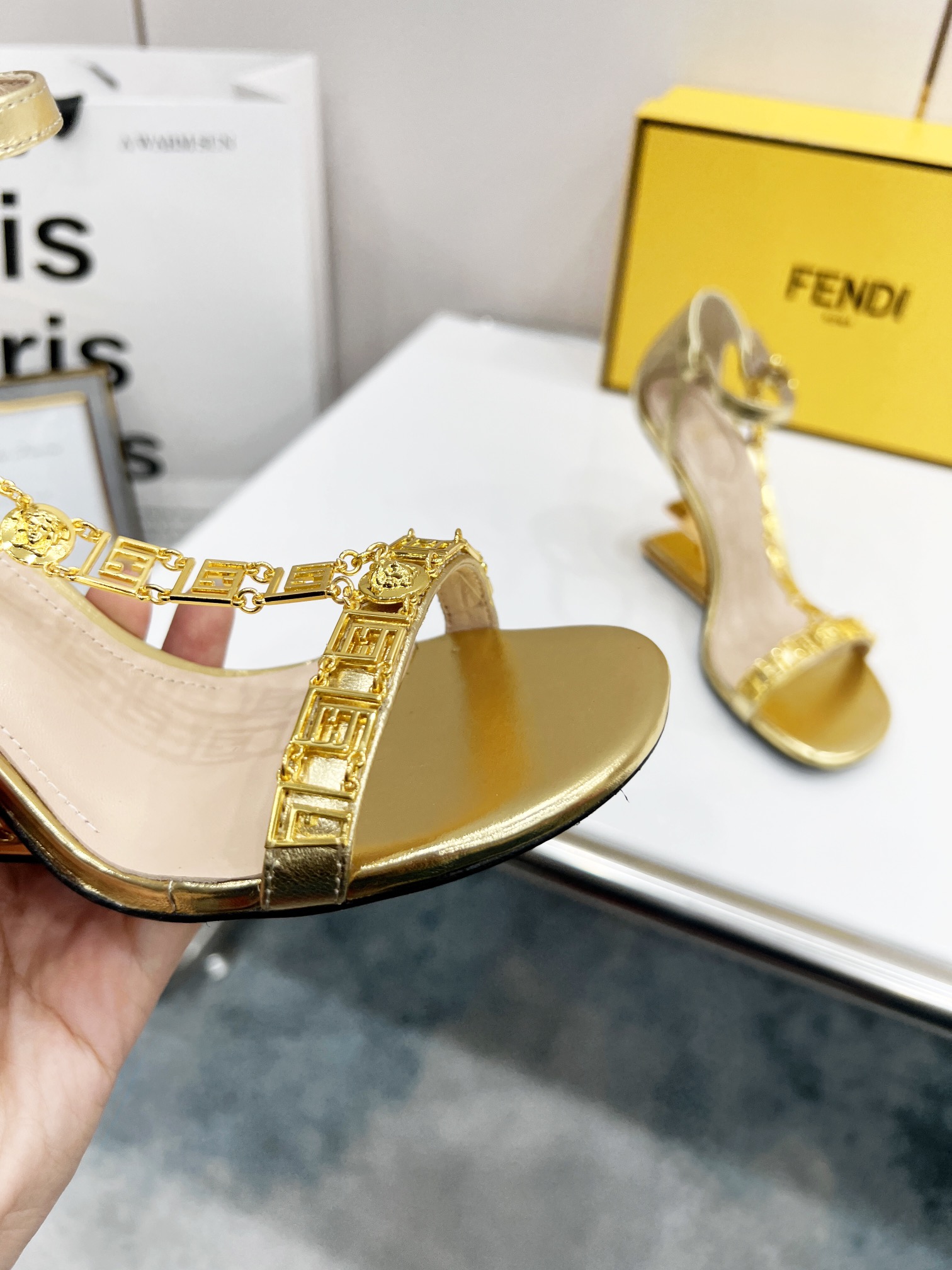 [TOP] FENDI First High Heel - Gold