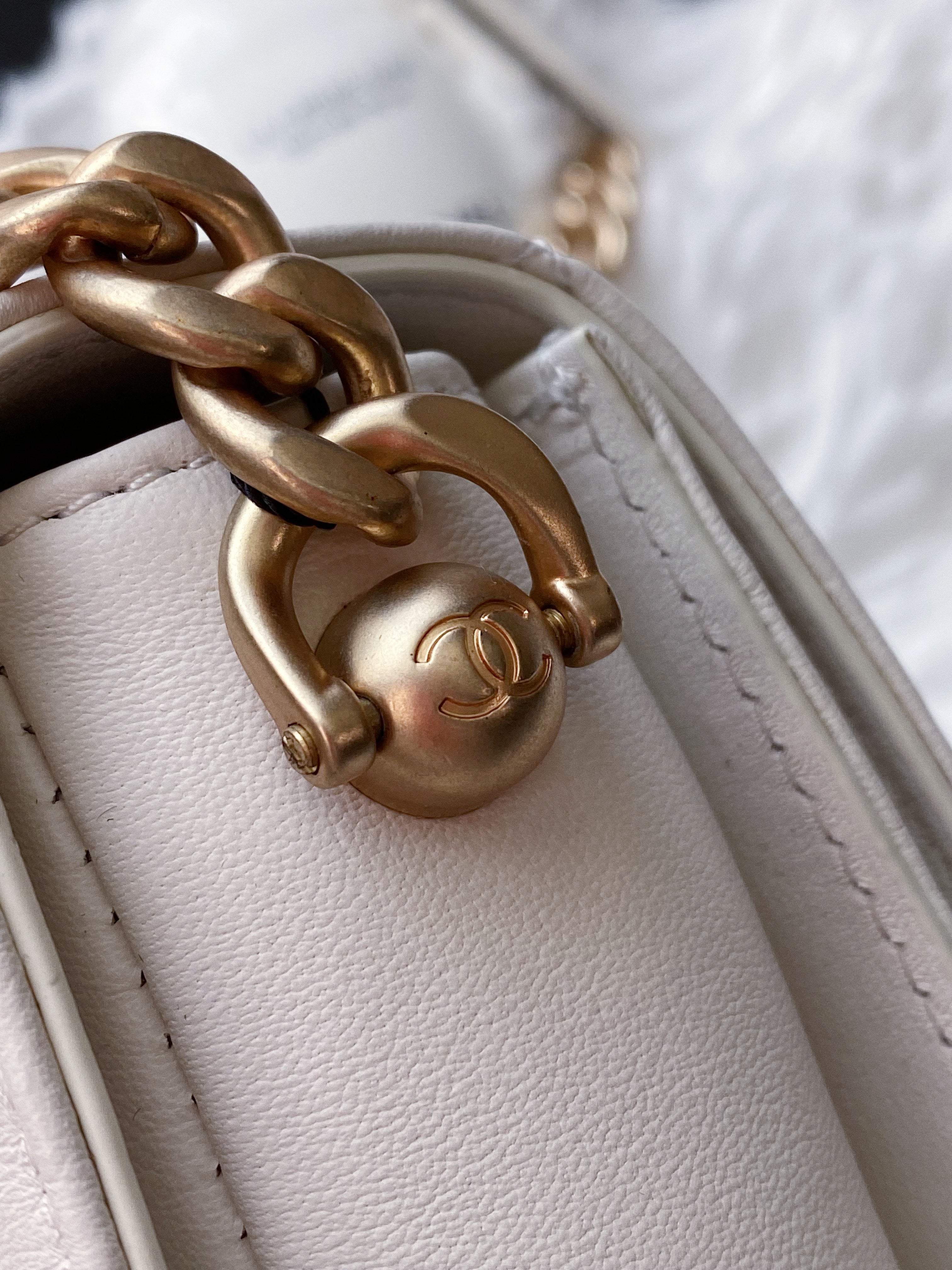 [TOP] CHANEL Messenger Bag Calfskin Mini - White