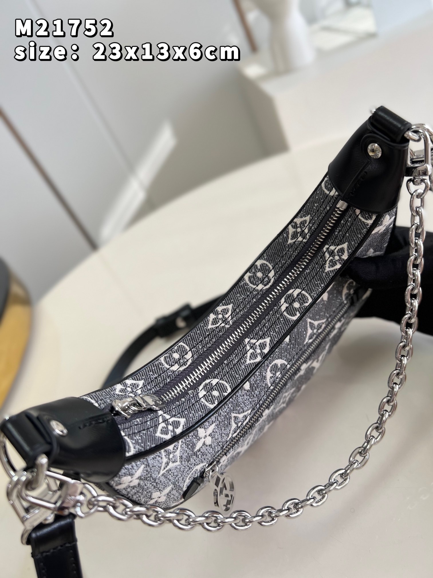 [TOP] Louis Vuitton LV  Loop Monogram Bag 23 x 13 x 6cm- Black