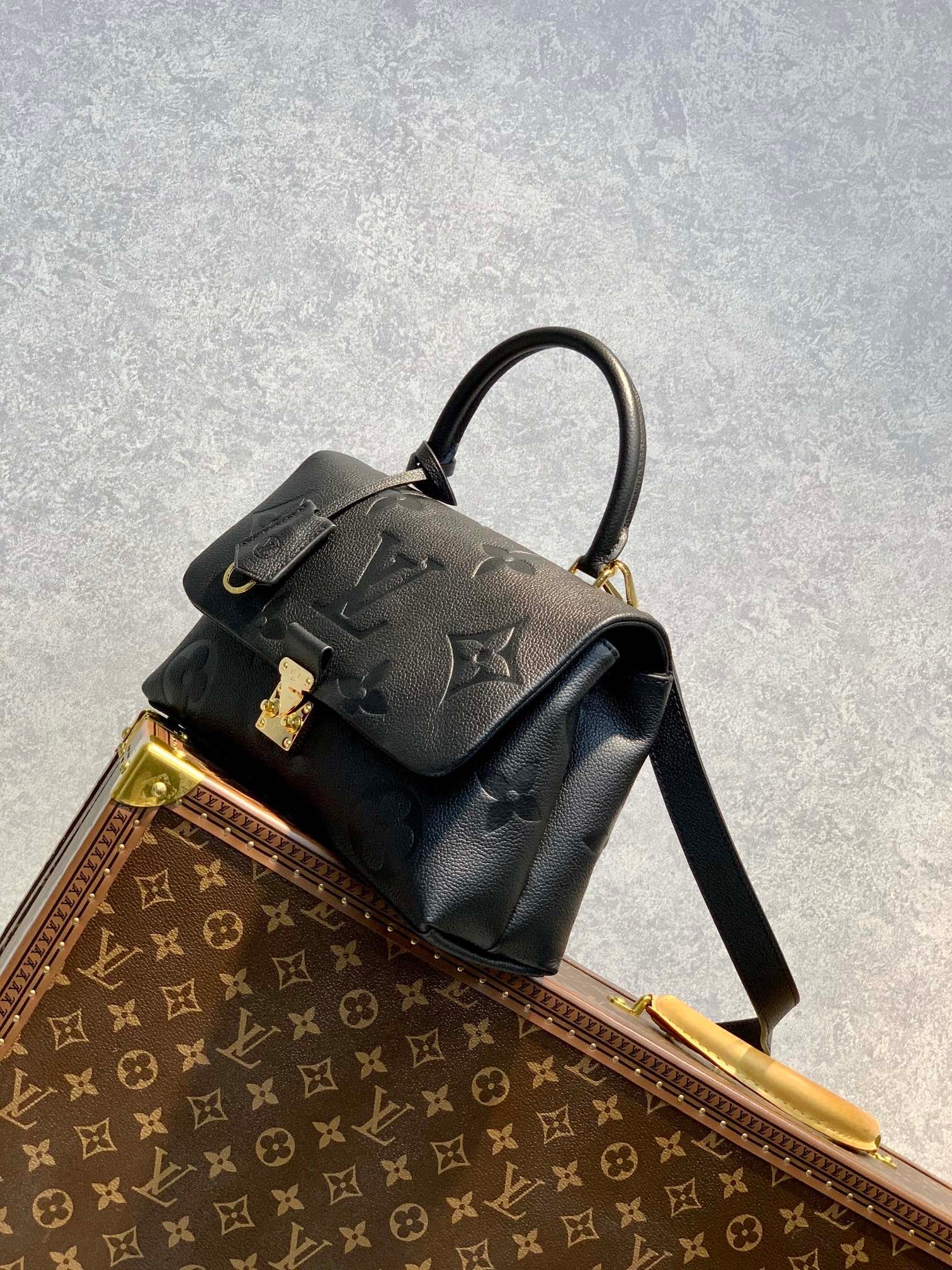 [TOP] Louis Vuitton LV L*V Madeleine MM Empreinte Bag 30.0 x 19.5 x 11.0 CM - Black