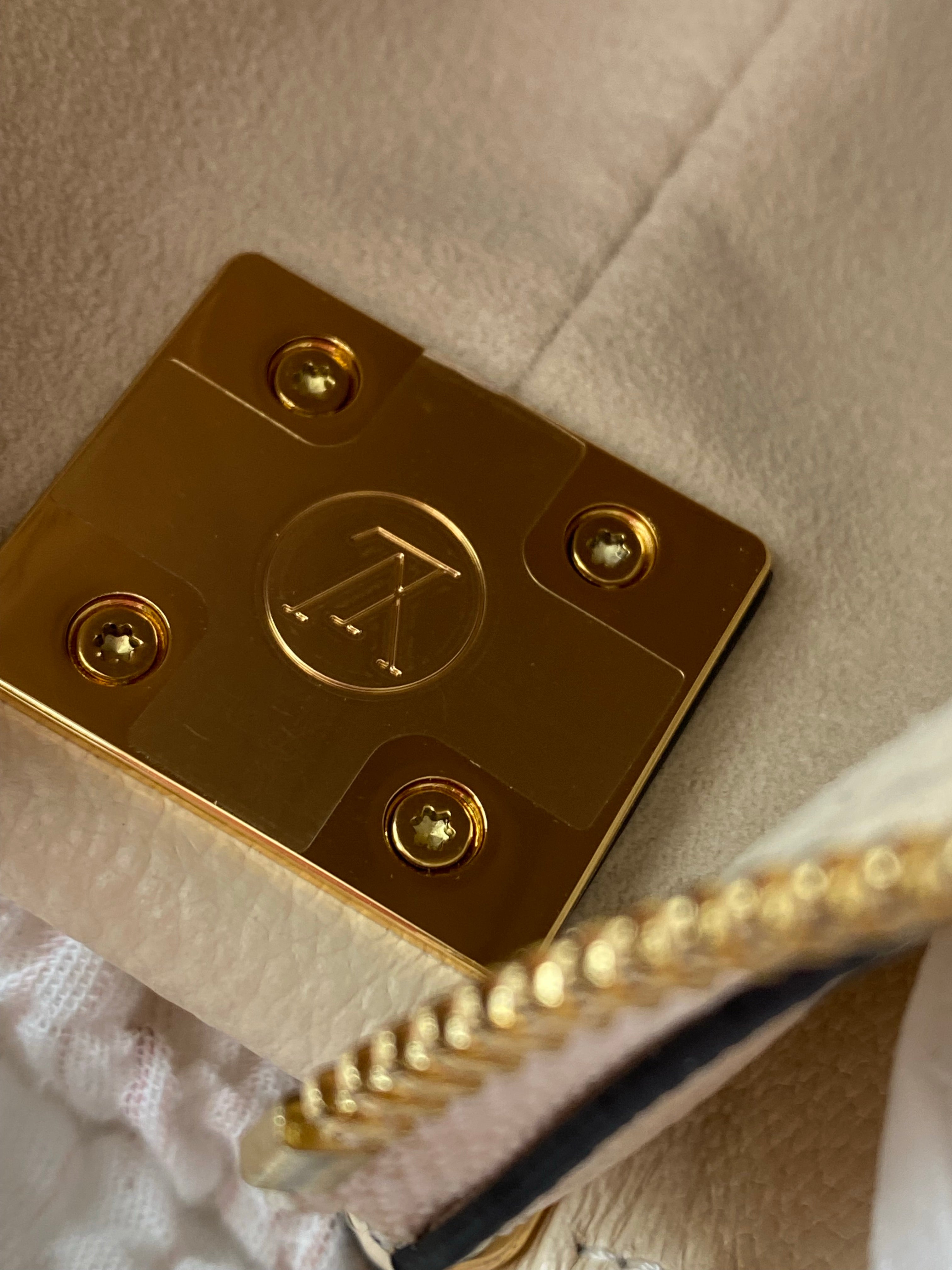 [TOP] Louis Vuitton LV Marshmallow Hobo Bag 24 x 22 x 13 cm - Vanilla Yellow