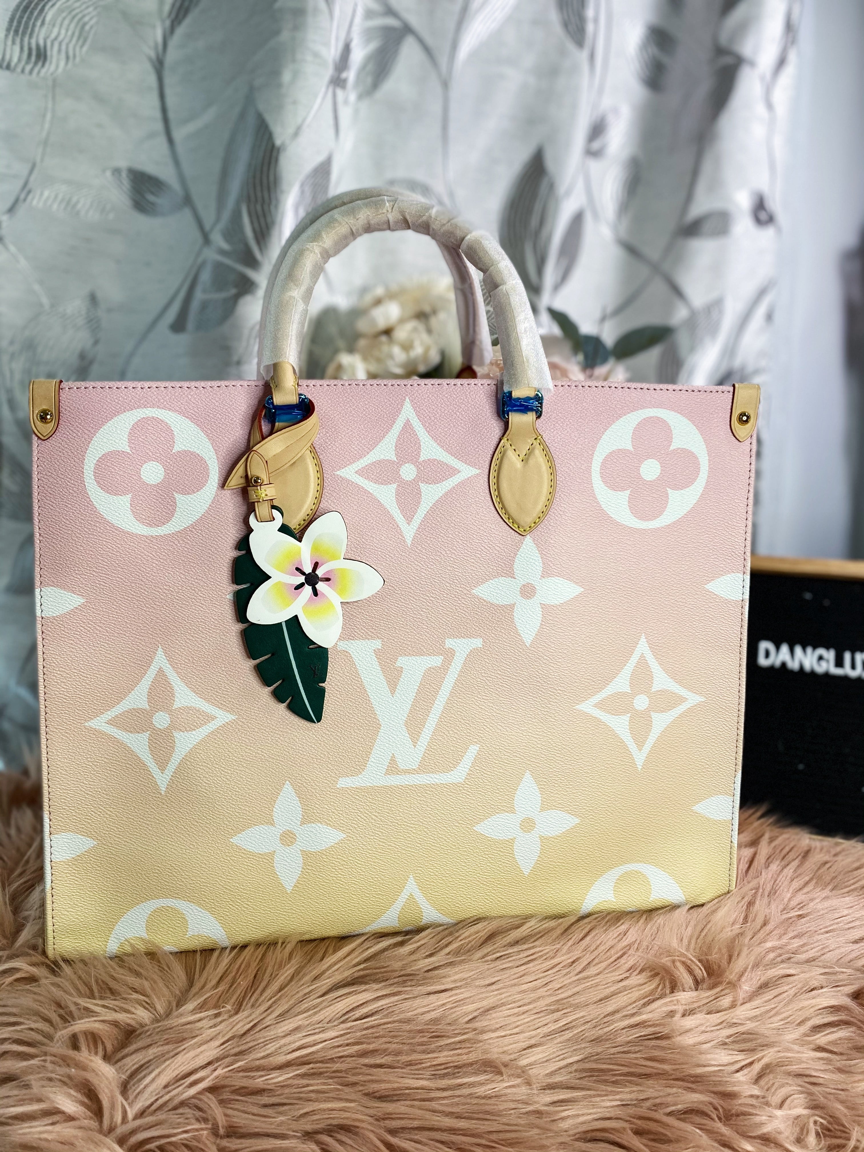 [TOP] Louis Vuitton LV On The Go GM By The Pool 41x34x19cm - Pink