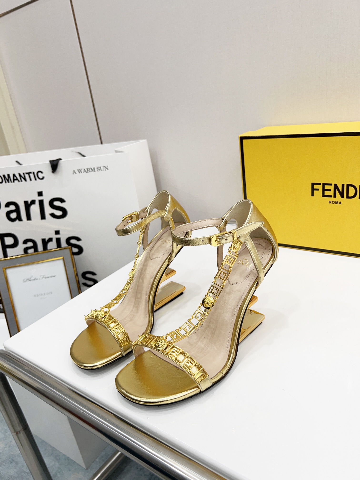 [TOP] FENDI First High Heel - Gold