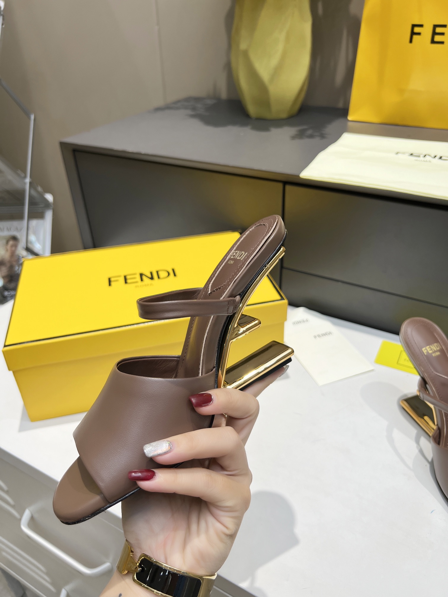 [TOP] FENDI First High Heel - Chocolate