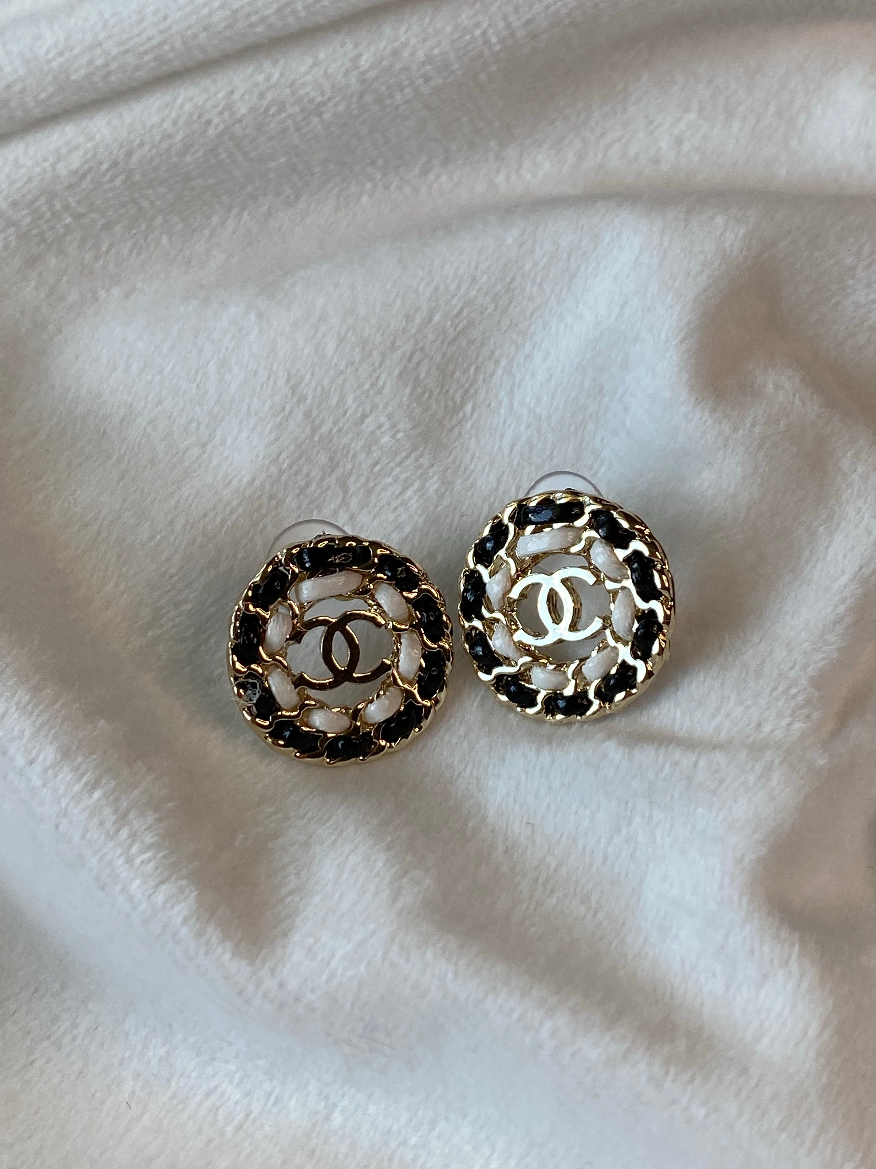 [TOP] CHANEL Round Black and White Stud Earrings
