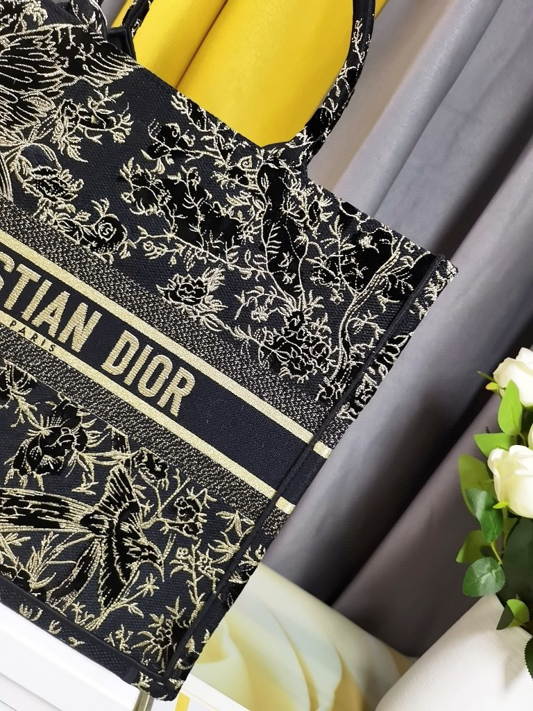 [TOP] Christian Dior Book Tote Christian Dior Jardin D'Hiver Embroidered Lagre 42cm - Black & Gold Thread