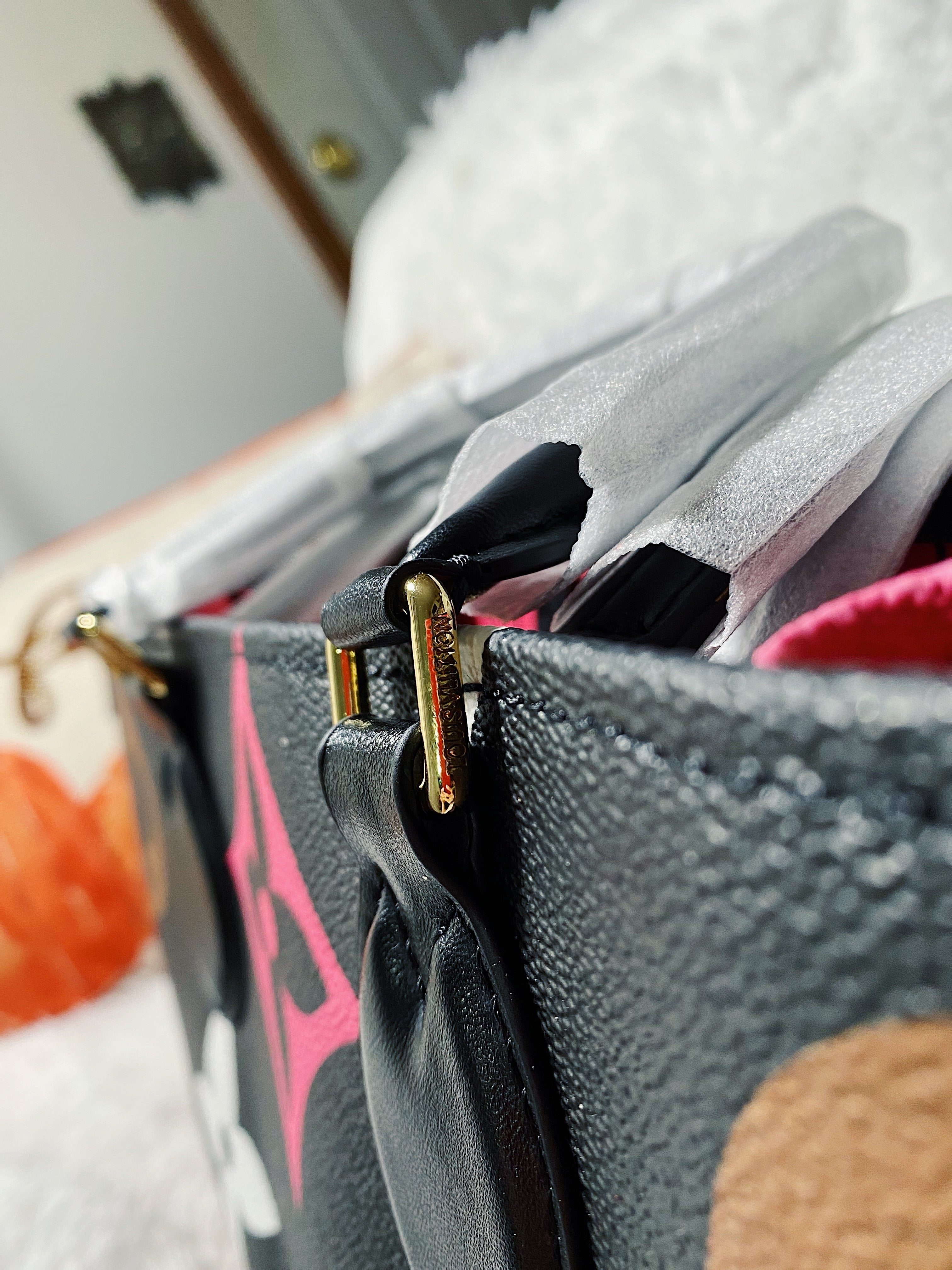 [TOP] Louis Vuitton LV On The Go Giant Monogram 41x34x19cm- PINK AND BLACK