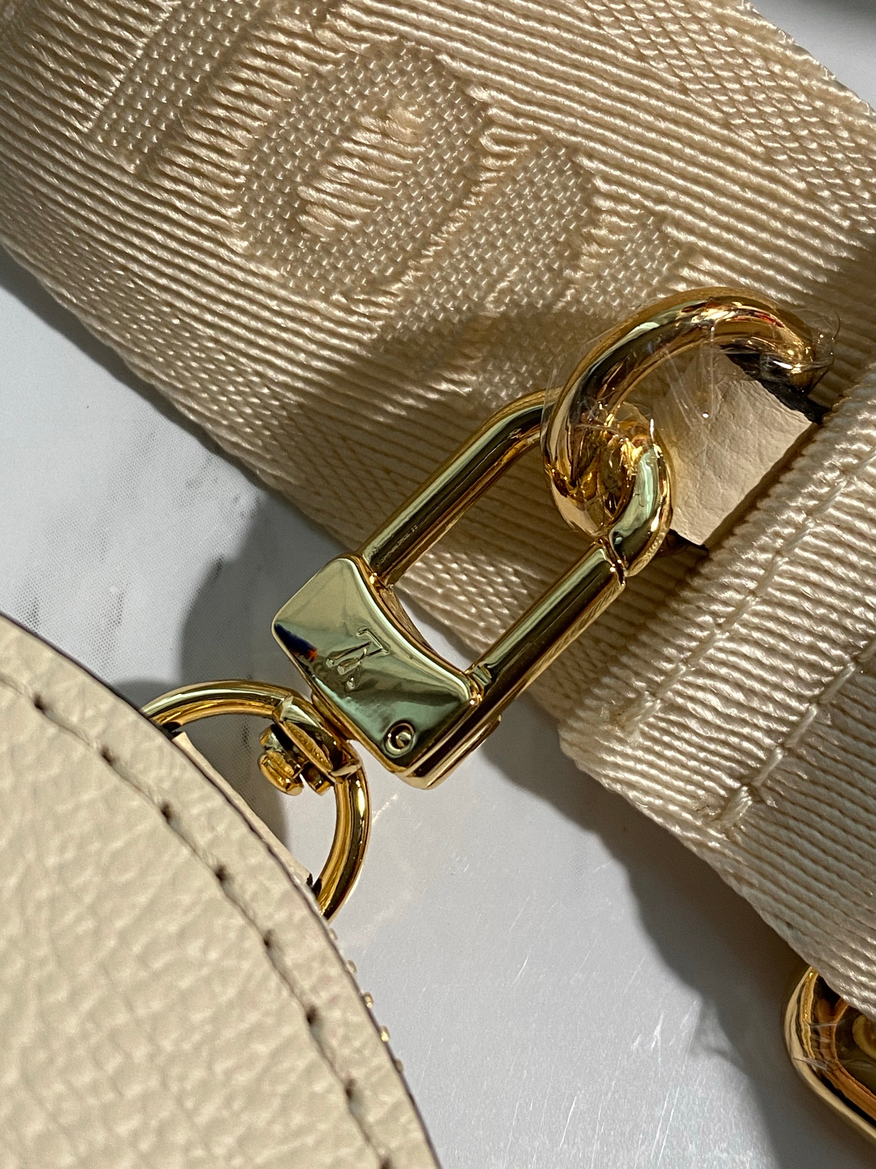 [TOP] Louis Vuitton LV Papillon BB Bag 20 x 10 x 10CM- Cream