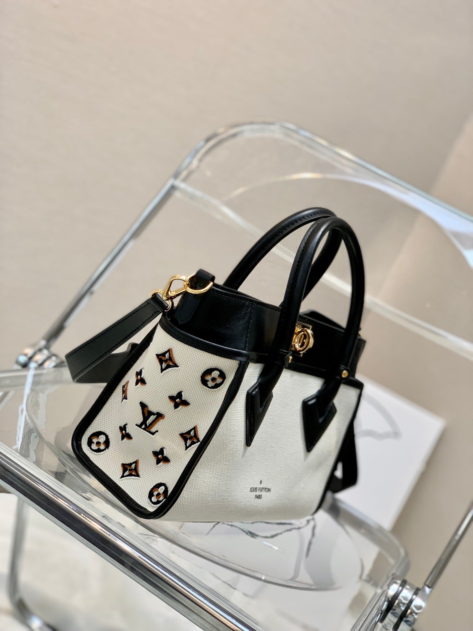 [TOP] Louis Vuitton LV  On My Side PM Textile Canvas Tote Bag 24.5 x 14 x 30.5 cm- Black