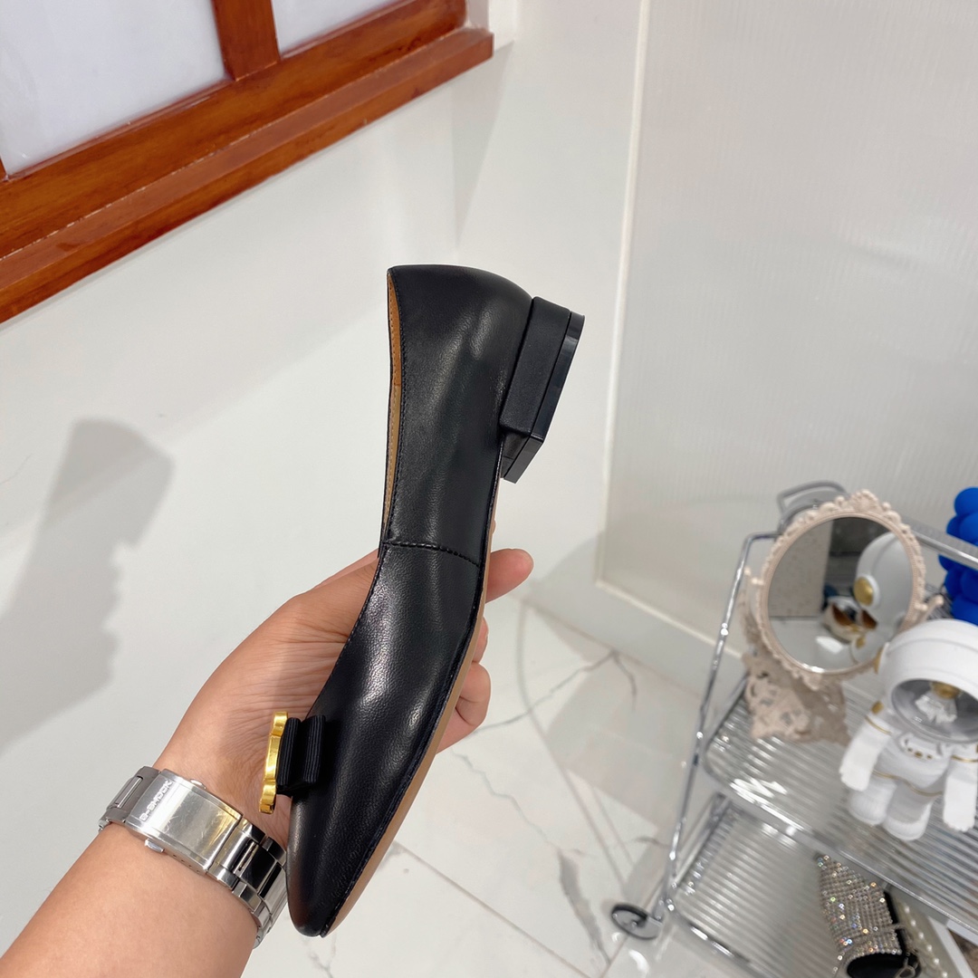 [TOP] CELINE Cowhide Flat - Black - Cline