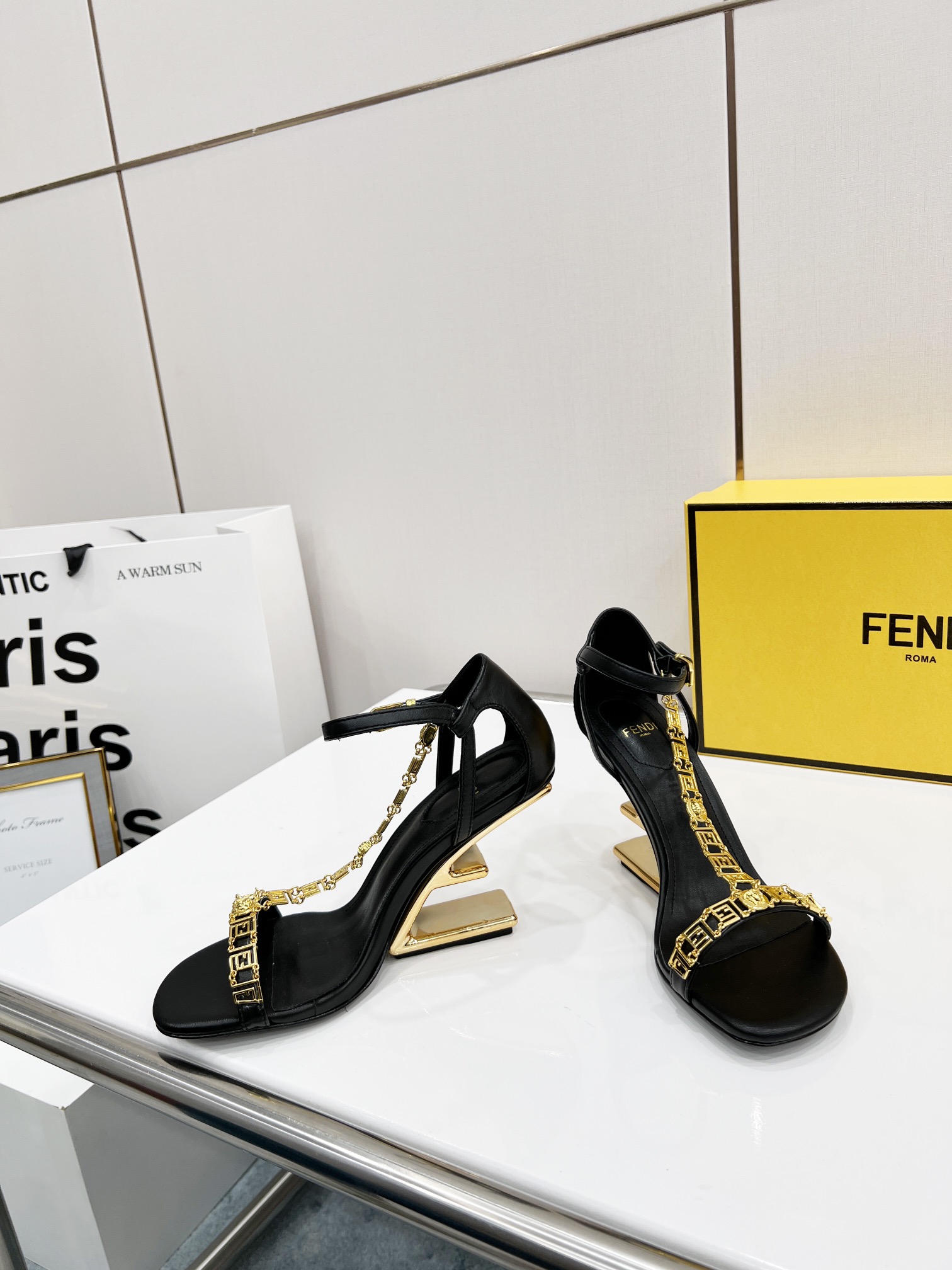 [TOP] FENDI First High Heel - Black