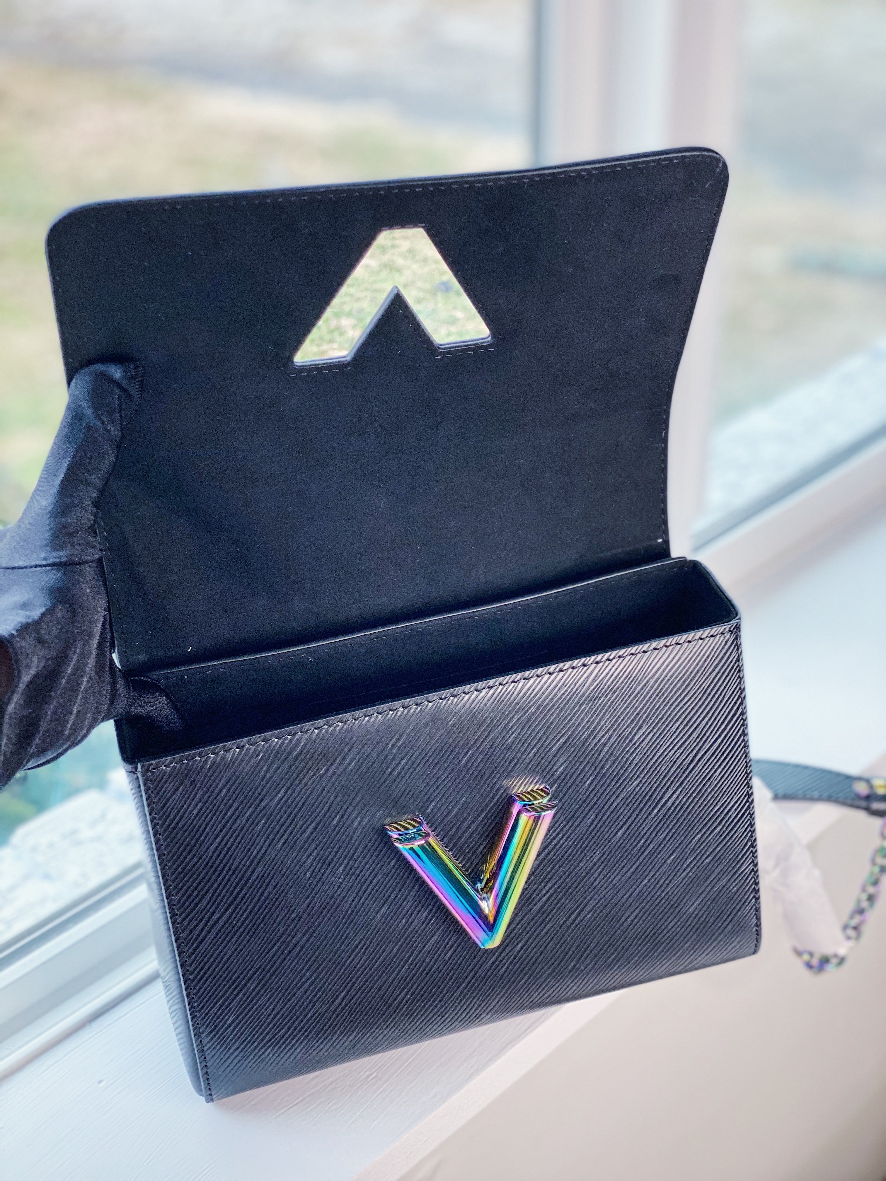 [TOP] Louis Vuitton LV £V Epi Twist Chain Bag 23X17X9.5CM - BLACK