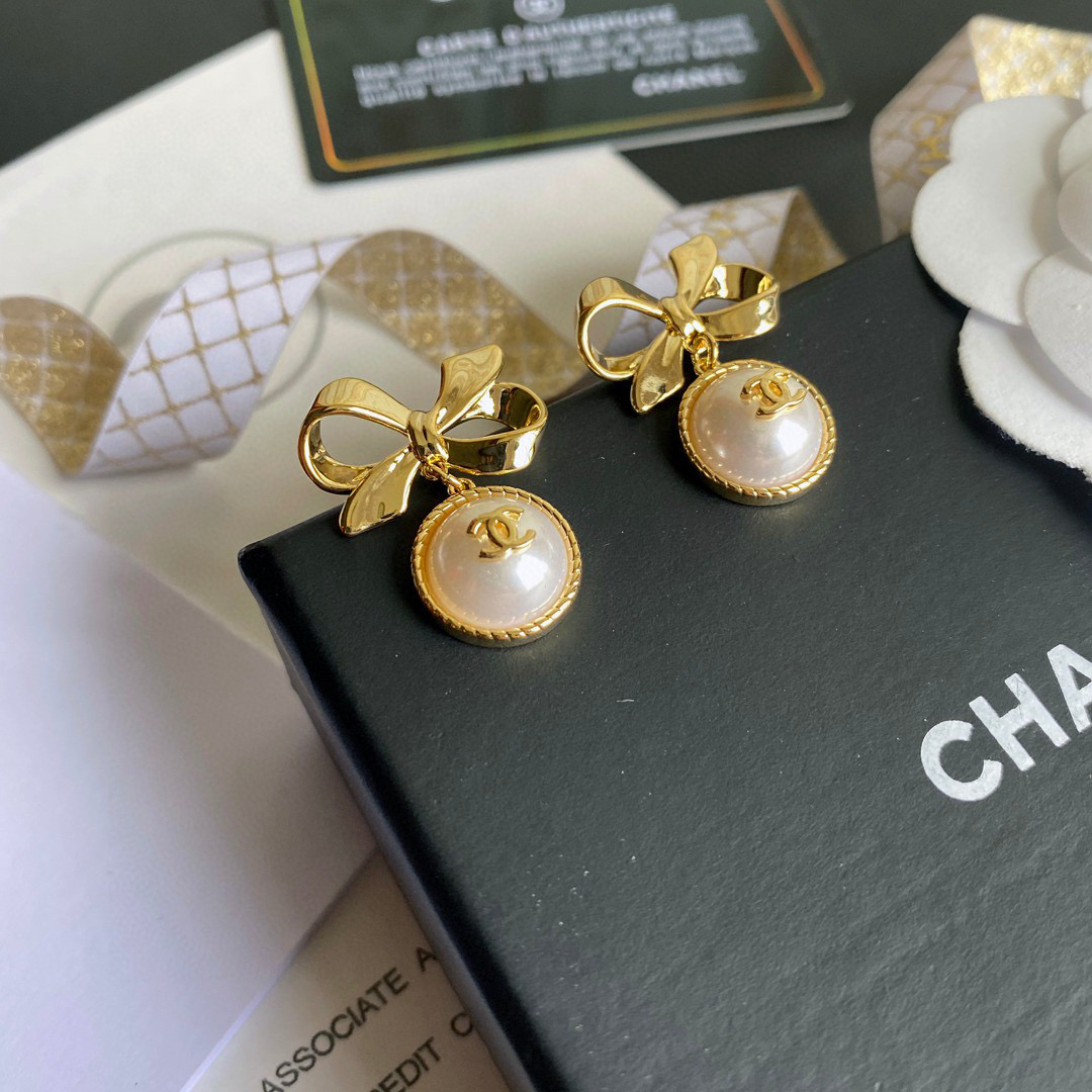 [TOP] CHANEL Logo Pearls Gold Bow Earrings