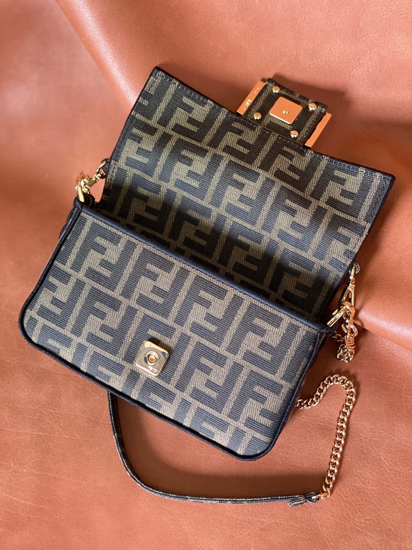 [TOP] FENDI  Baguette Mini Canvas Bag