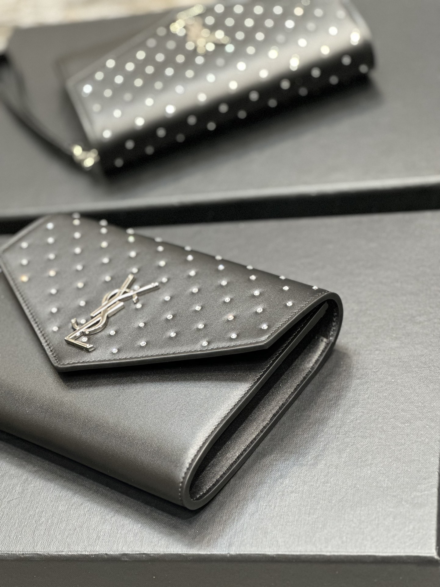 [TOP] Yves Saint Laurent YSL Monogram Plain Cowhide Diamond HandBag - Black