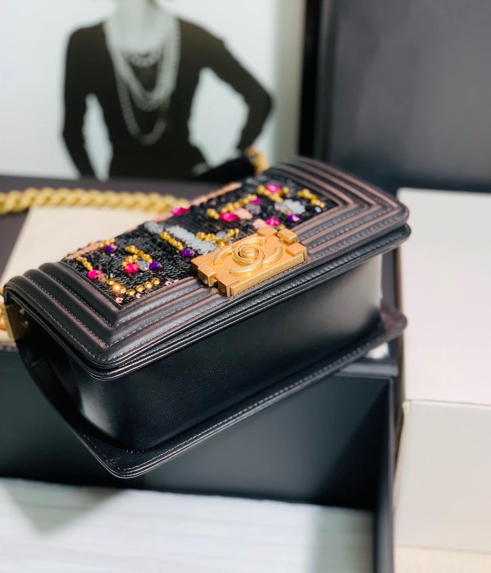 [TOP] CHANEL Le Boy Bag Sequin and Stones Small 20cm - Black & GHW