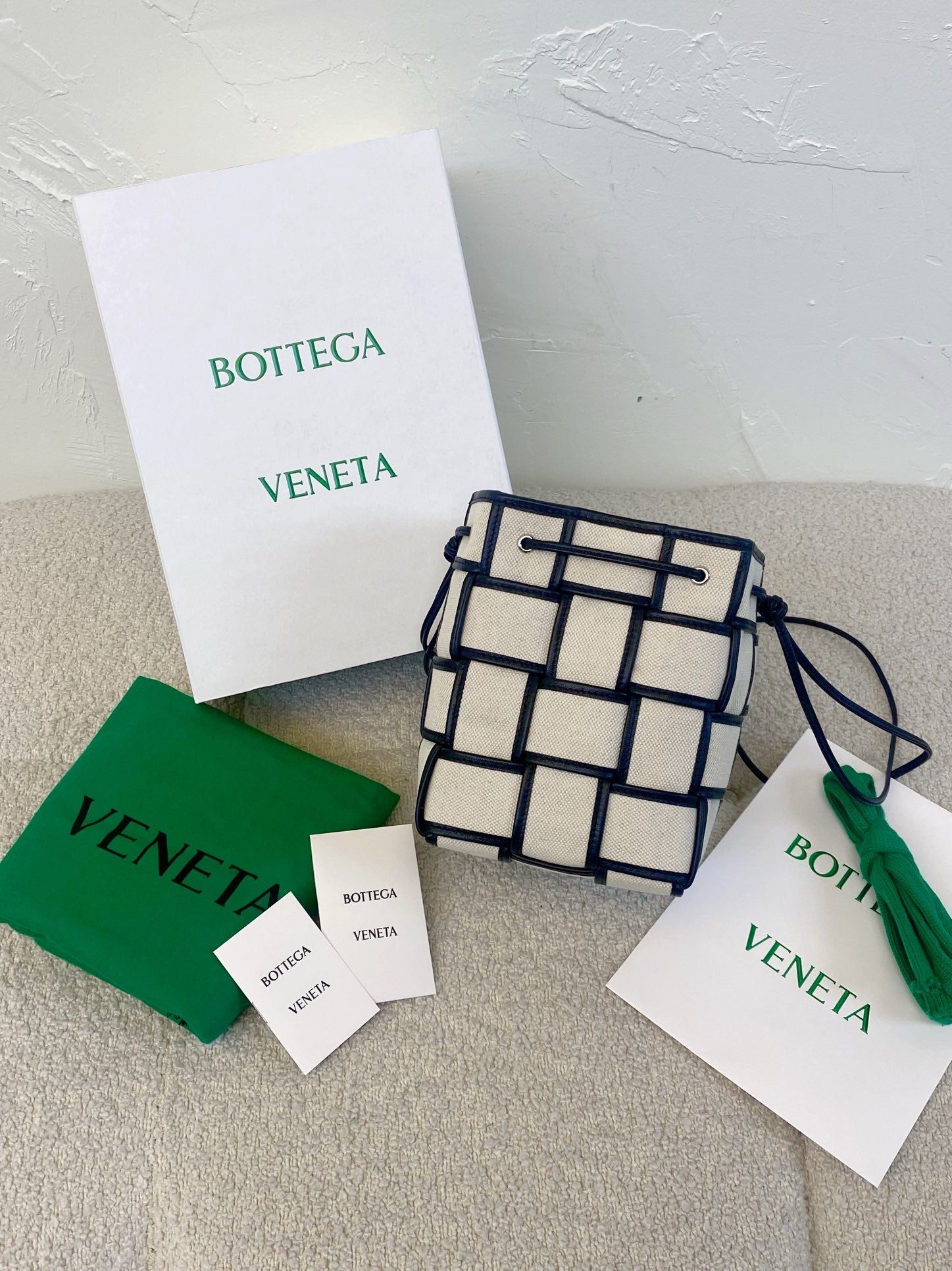 [TOP] Bottega Veneta BV  Cassette Bucket Bag - Natural/Black