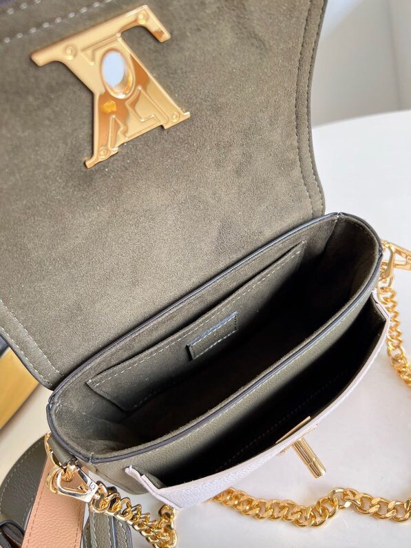 [TOP] Louis Vuitton LV L*V Lock Me Tender 13 x 8 x 19 cm- Khaki