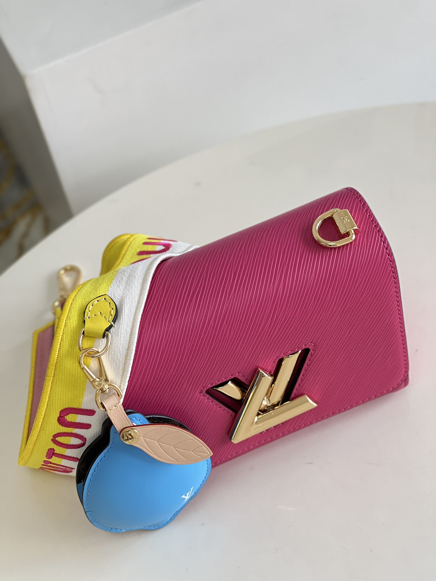 [TOP] Louis Vuitton LV Mini LV Epi Twist Bag 19 x 15 x 9 cm - PINK