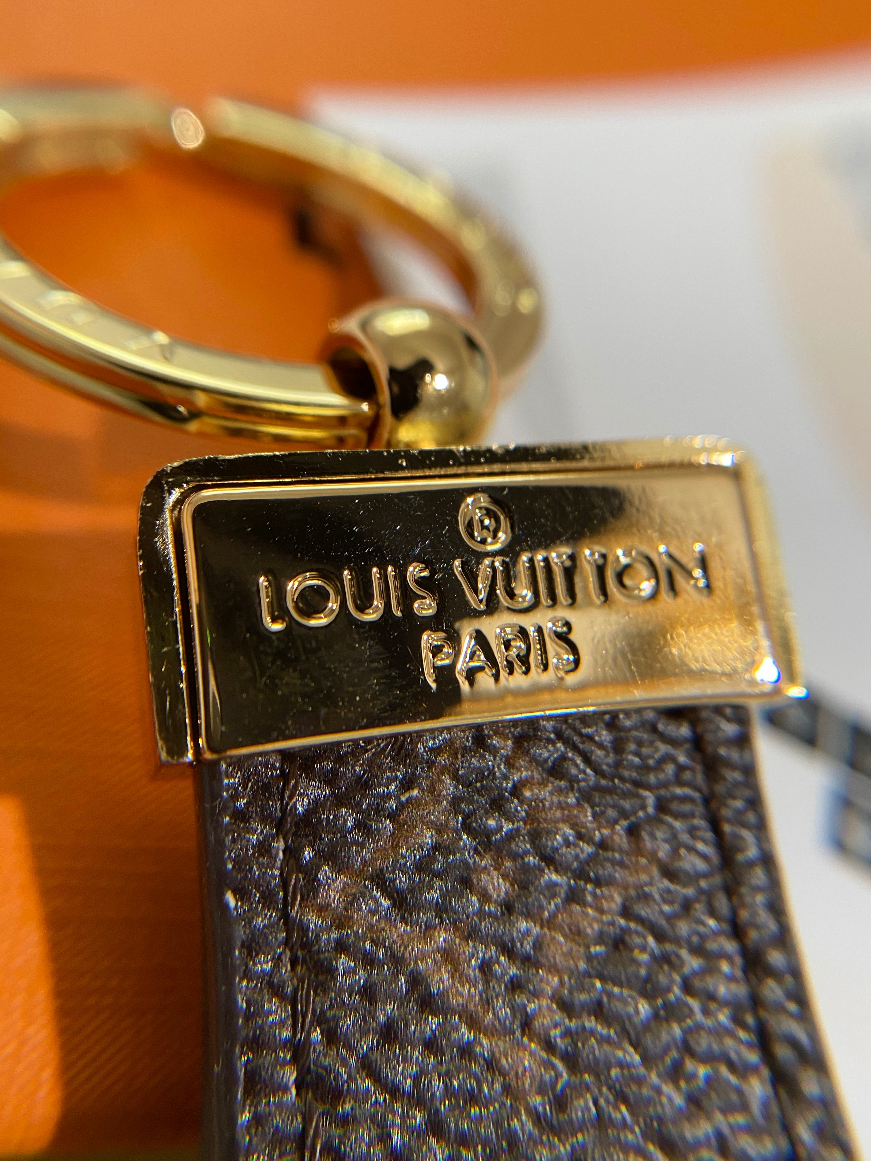 [TOP] Louis Vuitton LV £V Dragonne Key Holder