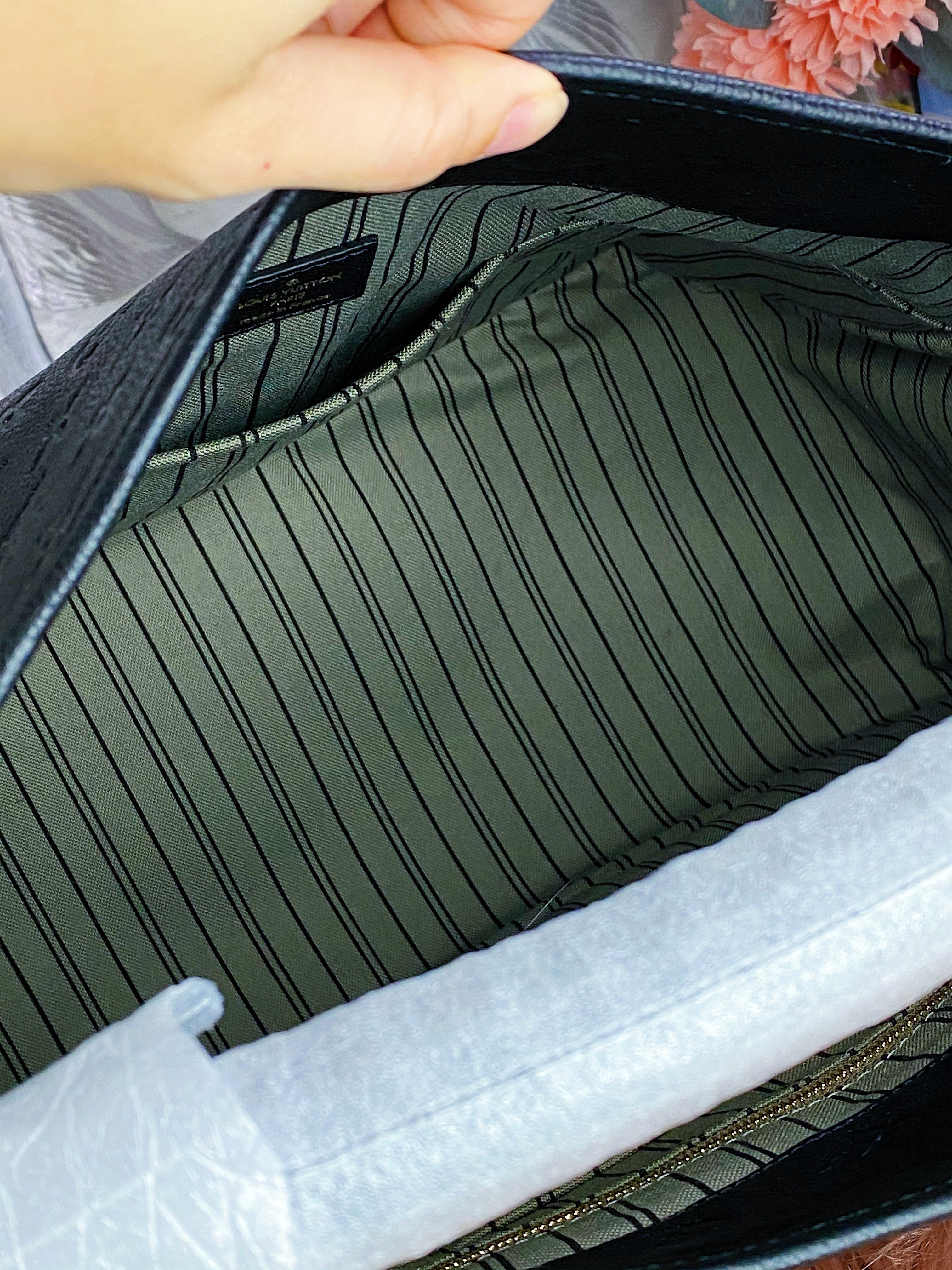 [TOP] Louis Vuitton LV £V Monogram Empreinte Noir Artsy MM 41 x 32 x 22 cm-Black