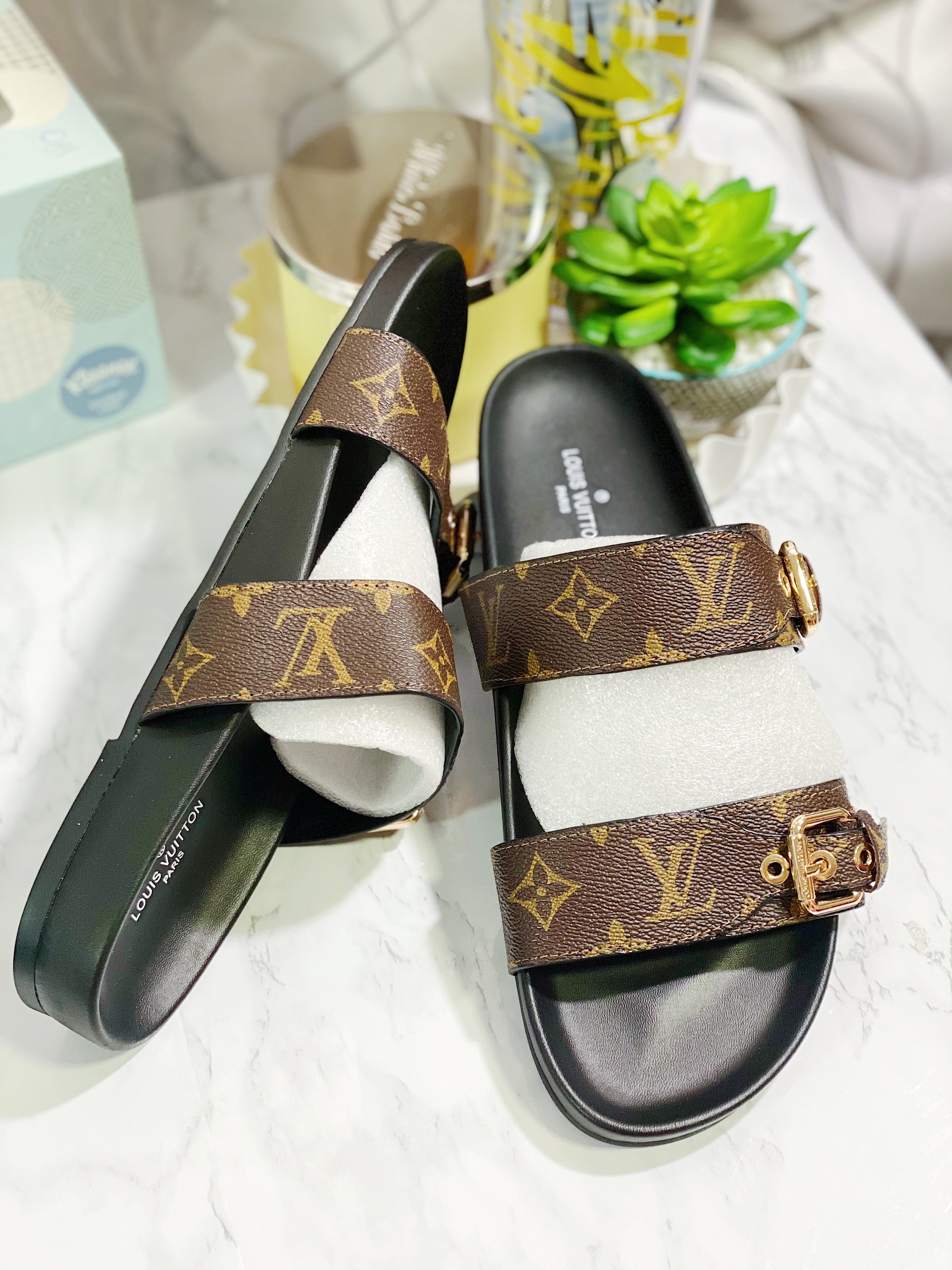 [TOP] Louis Vuitton LV L.V Bom Dia Flat Sandals Monogram