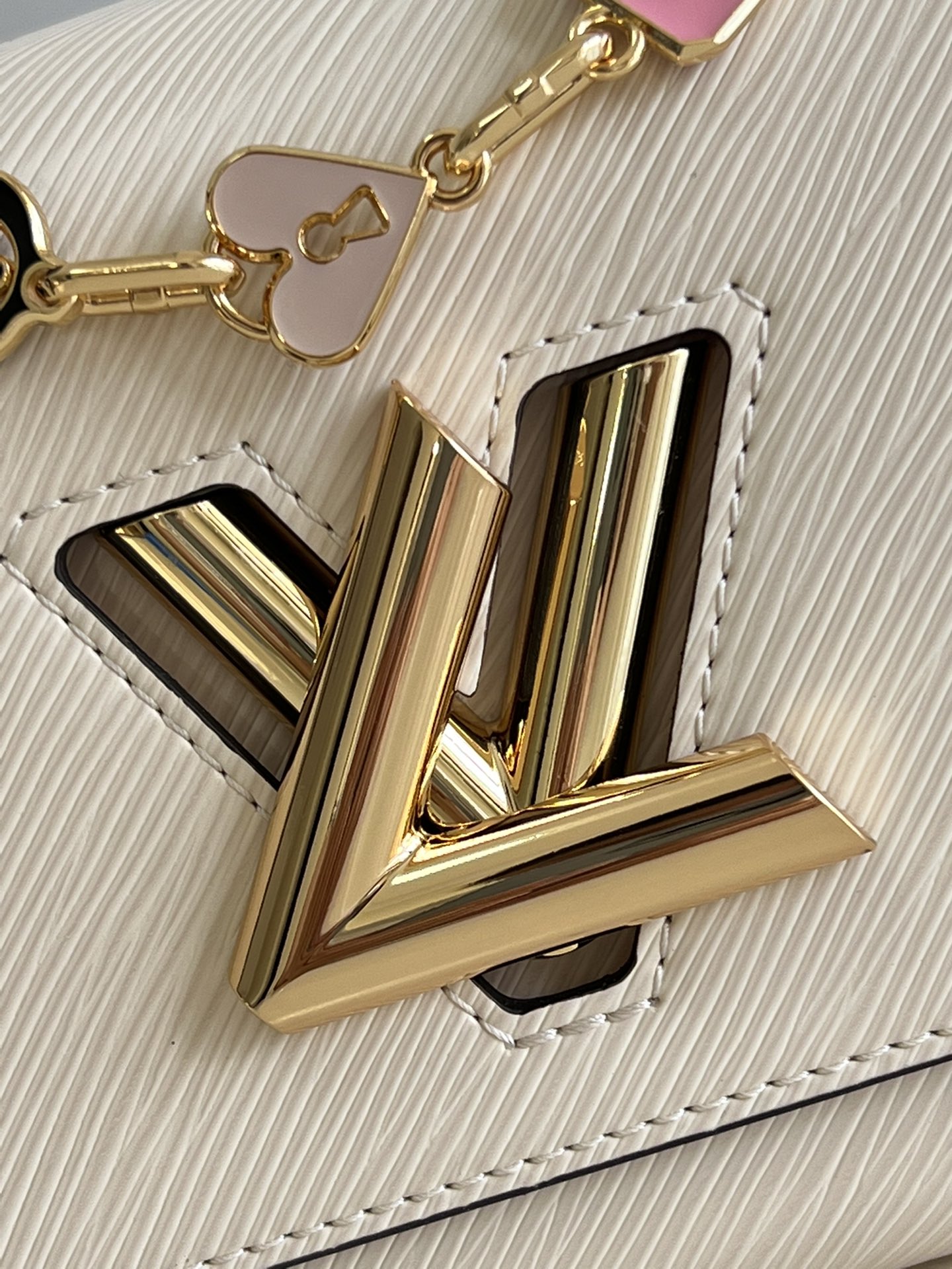 [TOP] Louis Vuitton LV Mini  Epi Love Chain Twist Bag  19 x 15 x 9 cm-White