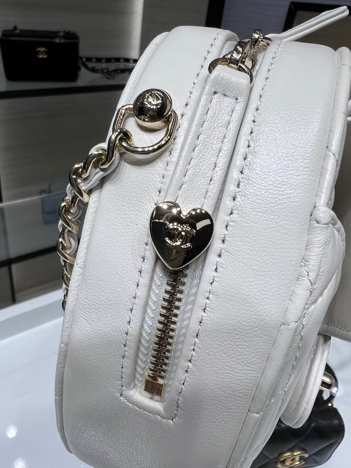 [TOP] CHANEL Heart Bag Large 16.5x18x6.5cm - White & GHW