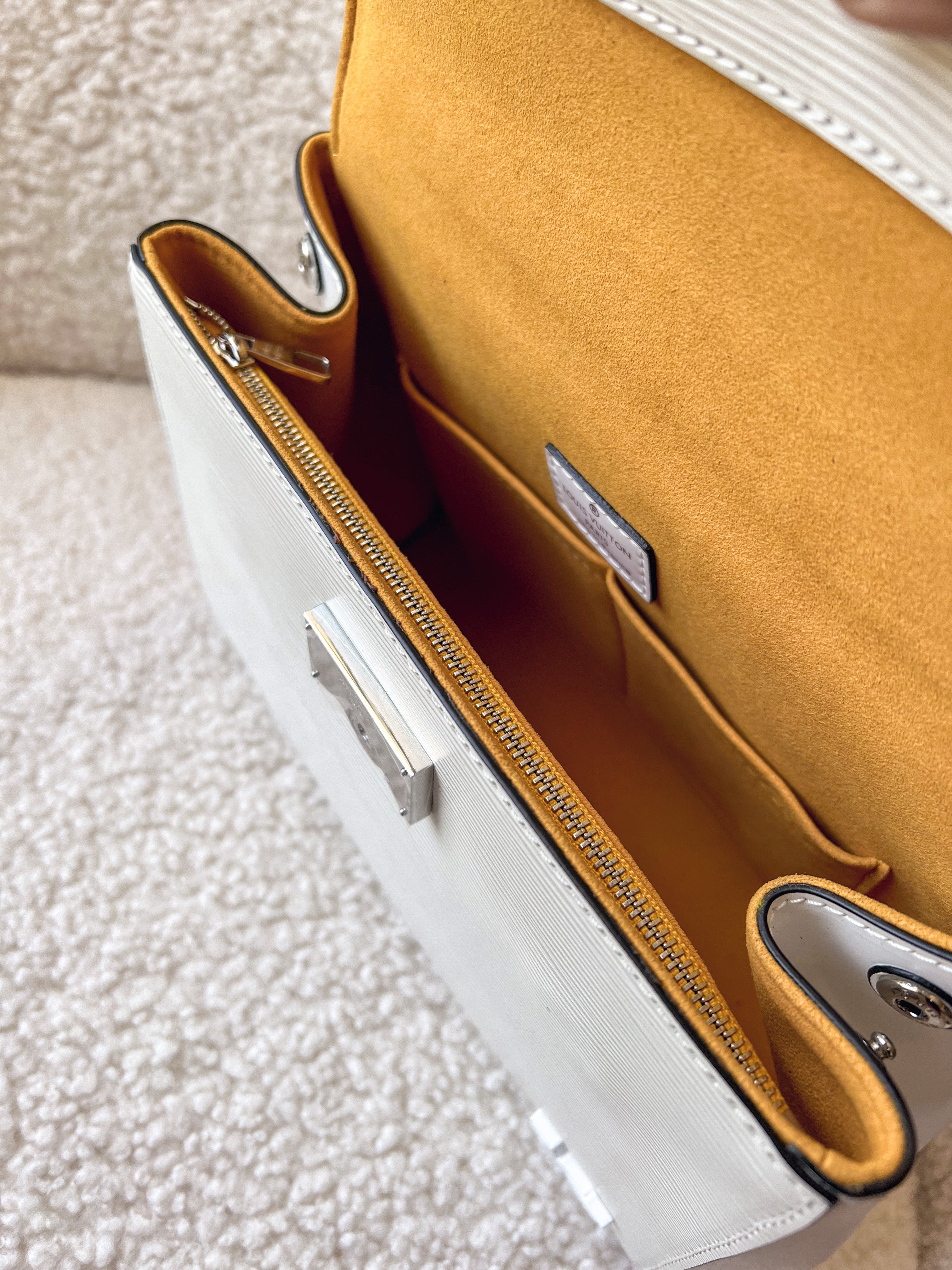 [TOP] Louis Vuitton LV Cluny MM Epi Leather 19 ×10 ×24 cm- White