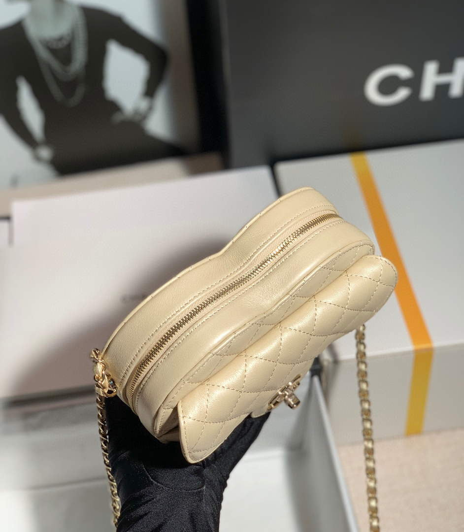 [TOP] CHANEL Heart Bag Large 16.5x18x6.5cm - Beige & GHW