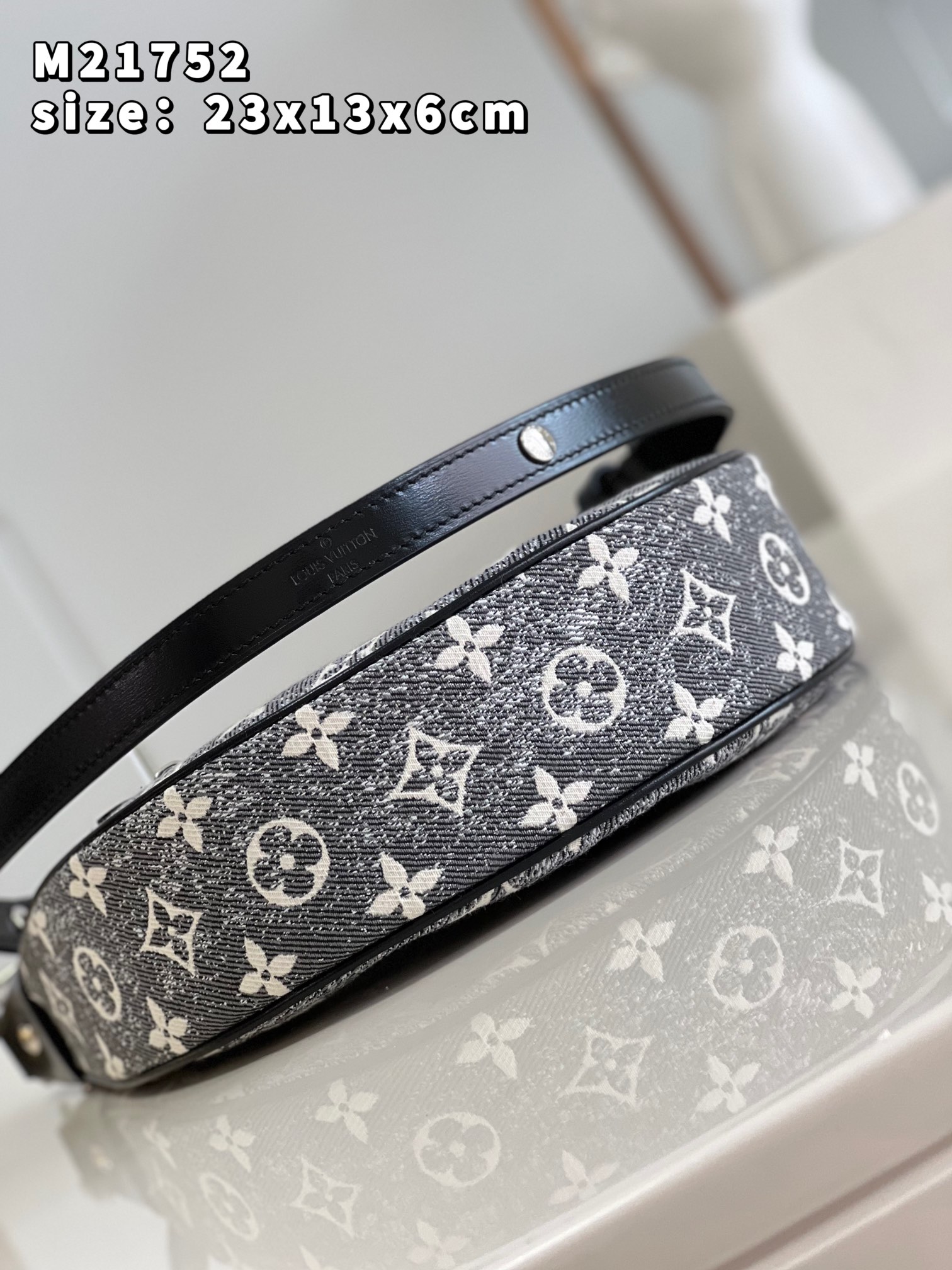 [TOP] Louis Vuitton LV  Loop Monogram Bag 23 x 13 x 6cm- Black