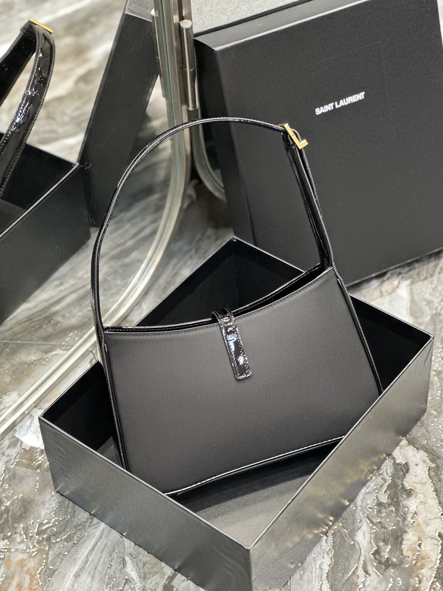 [TOP] Yves Saint Laurent YSL LE 5A7 Shoulder Bag - Black&GHW