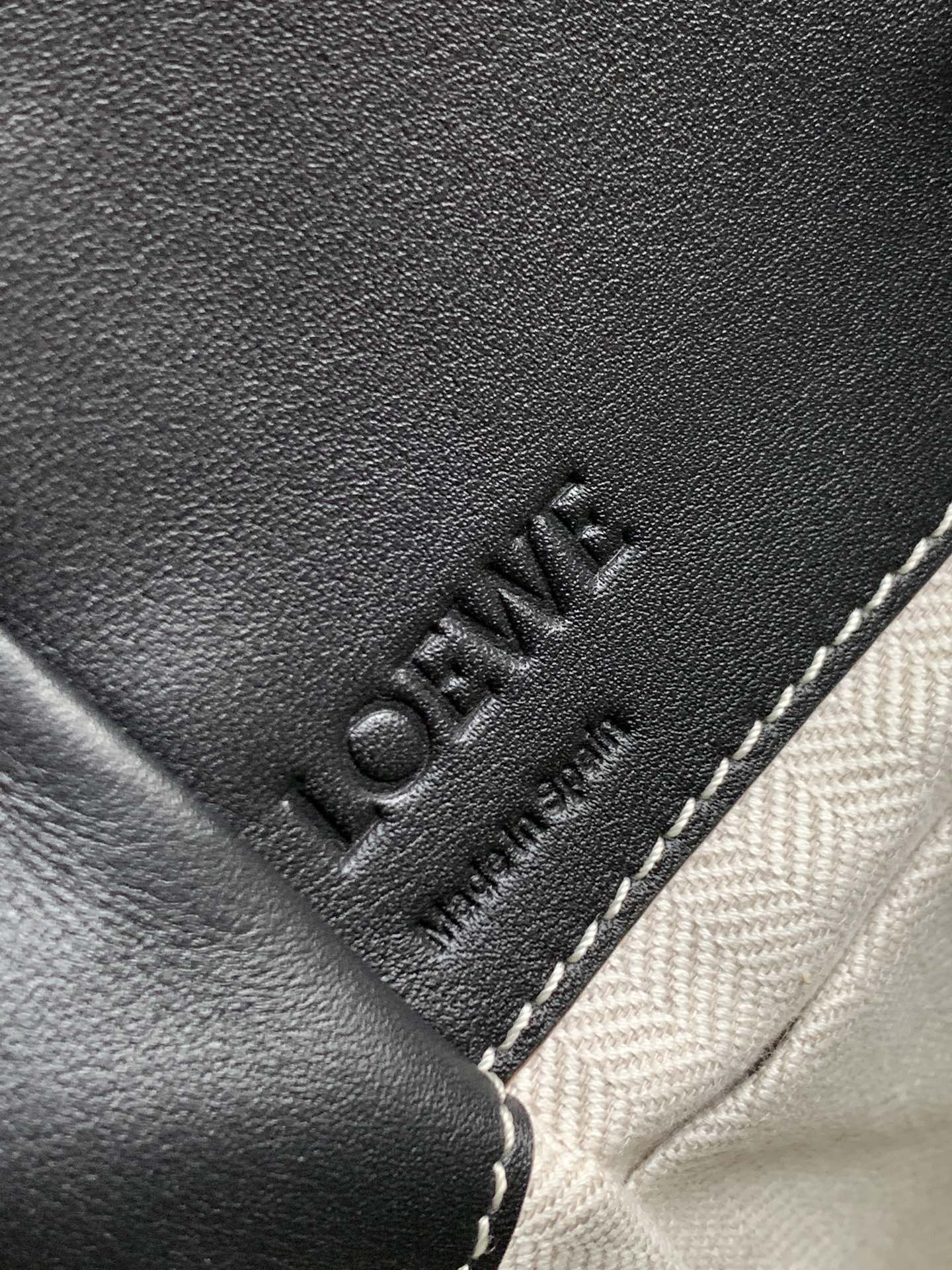 [TOP] LOEWE Calfskin Hammock Bag 19*11*17cm - Black White