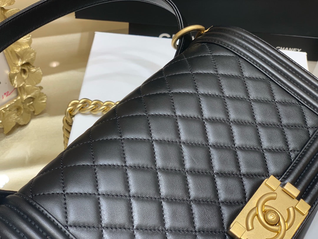 [TOP] CHANEL Le Boy Bag Smooth Leather Medium 25cm - Black & GHW